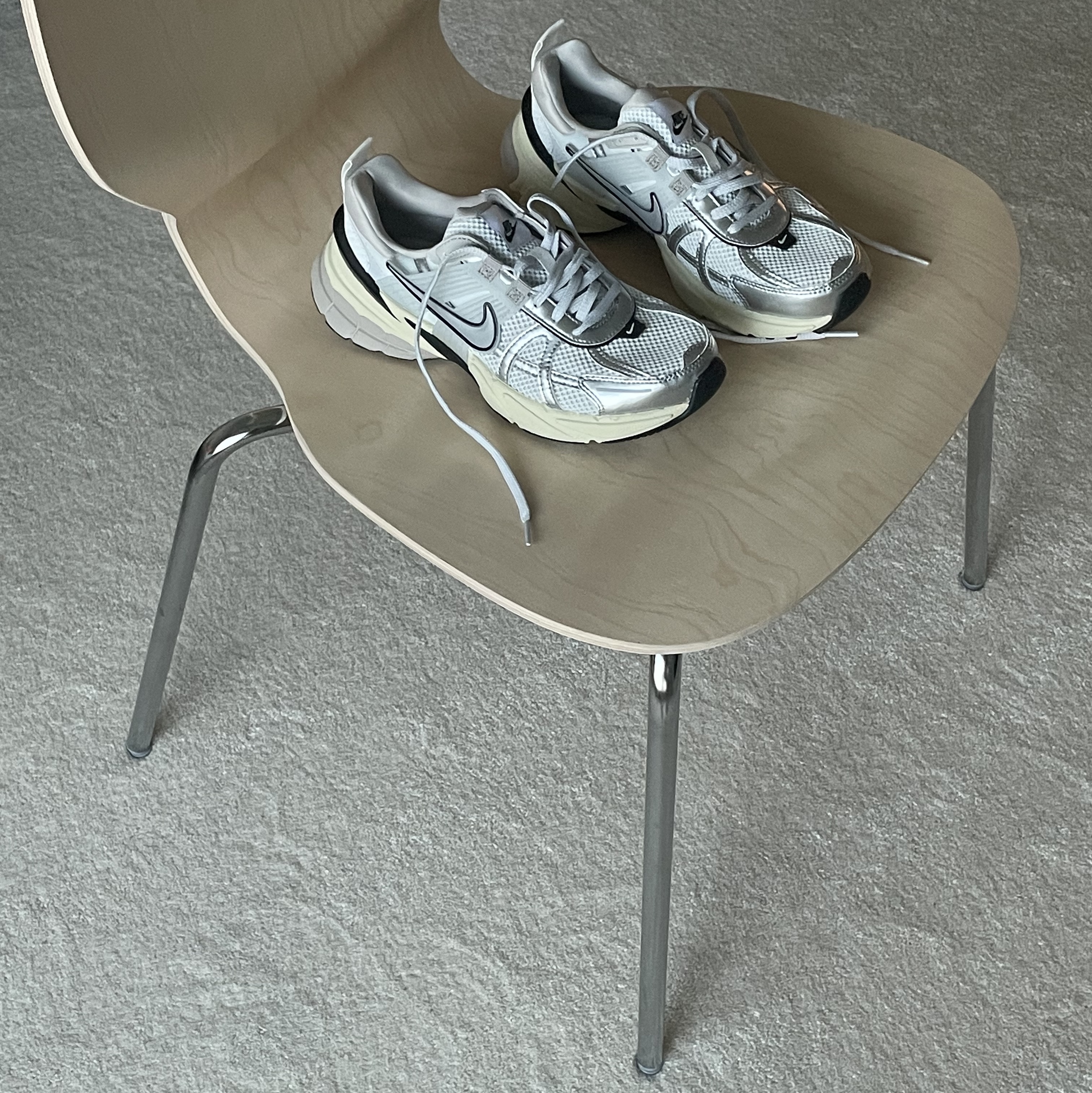 Nike V2K Run Summit White Metallic Silver 착용 스타일 - 2