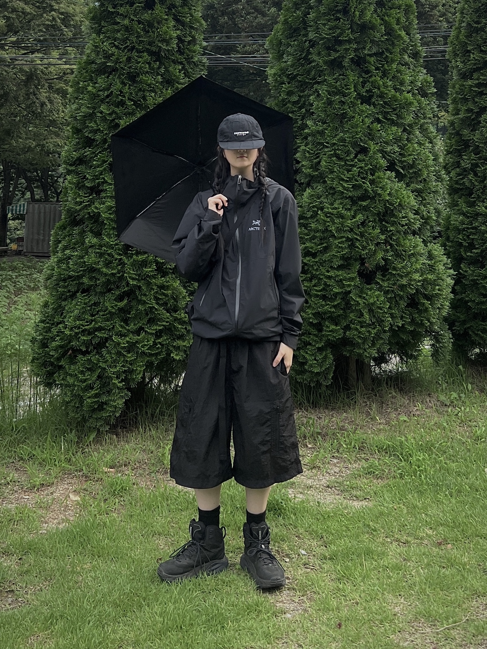 Arc'teryx Zeta SL Jacket Black, Hoka Kaha Gore-Tex Black Phantom 착용 스타일 - 2