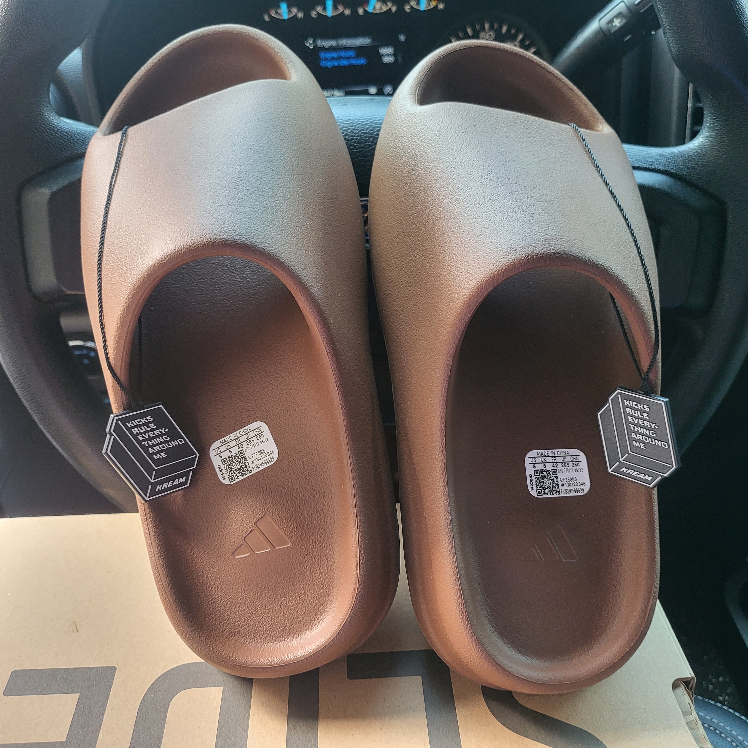 Adidas Yeezy Slide Flax 착용 스타일