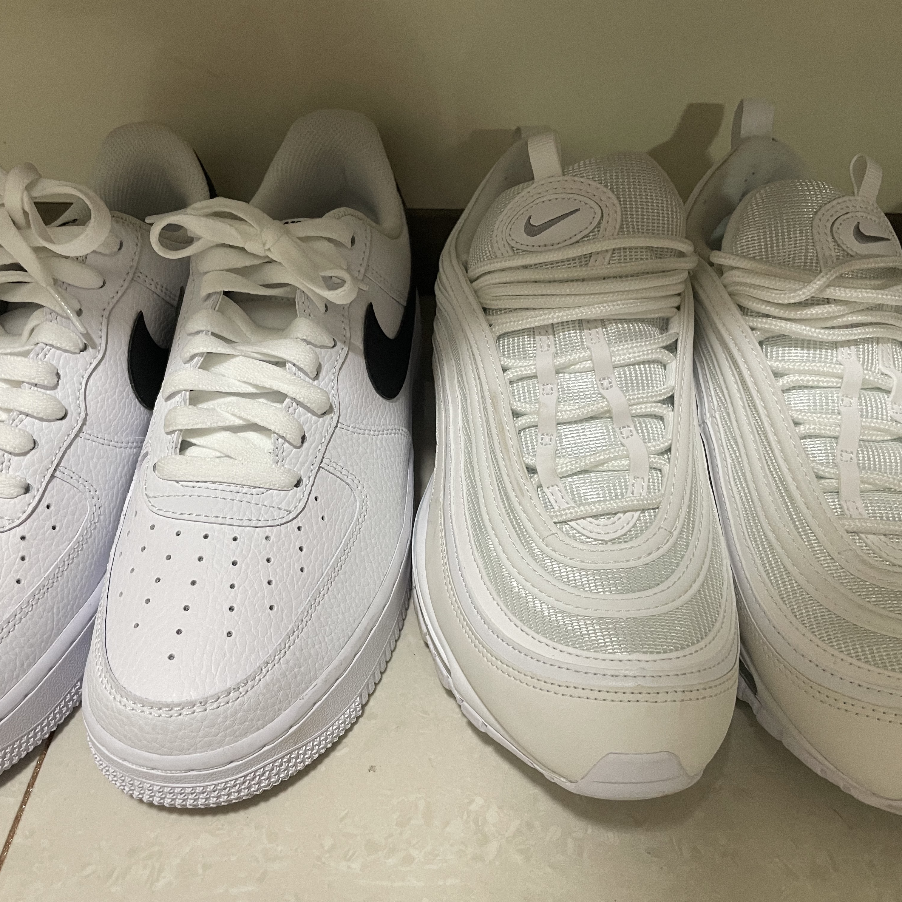 Nike Air Max 97 Triple White Wolf Grey, Nike Air Force 1 '07 White Black 착용 스타일