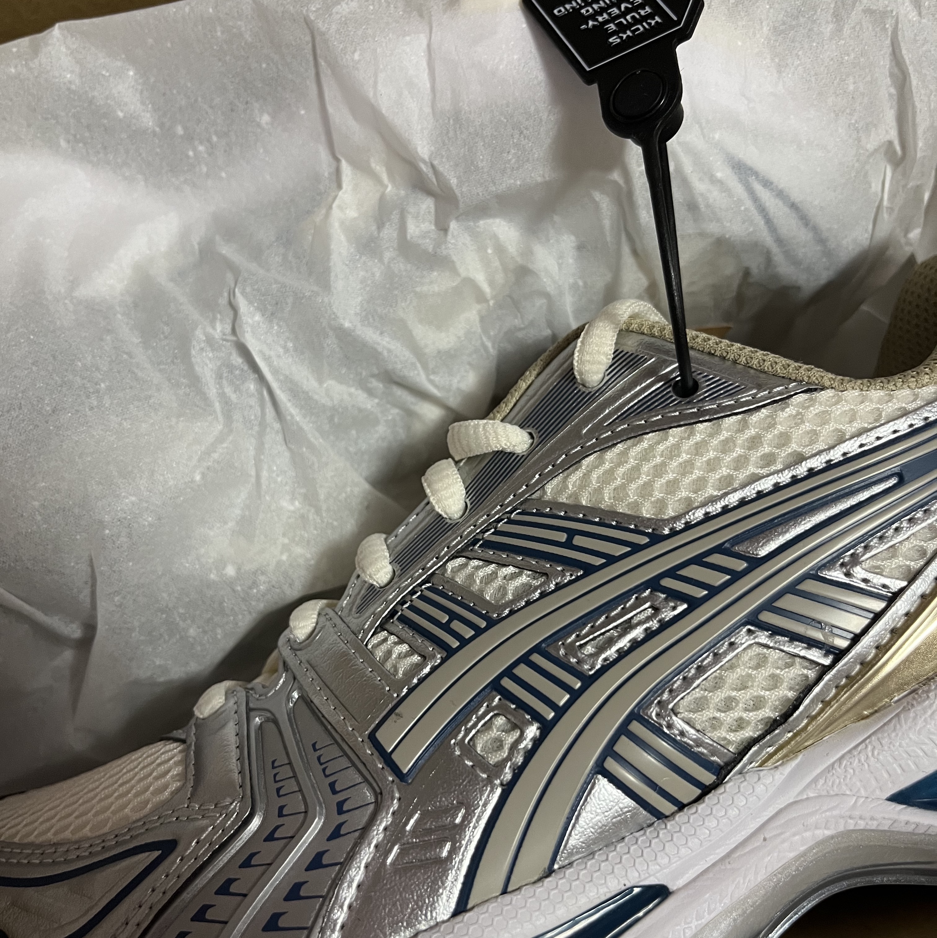 Asics Gel-Kayano 14 Cream Pure Silver 착용 스타일