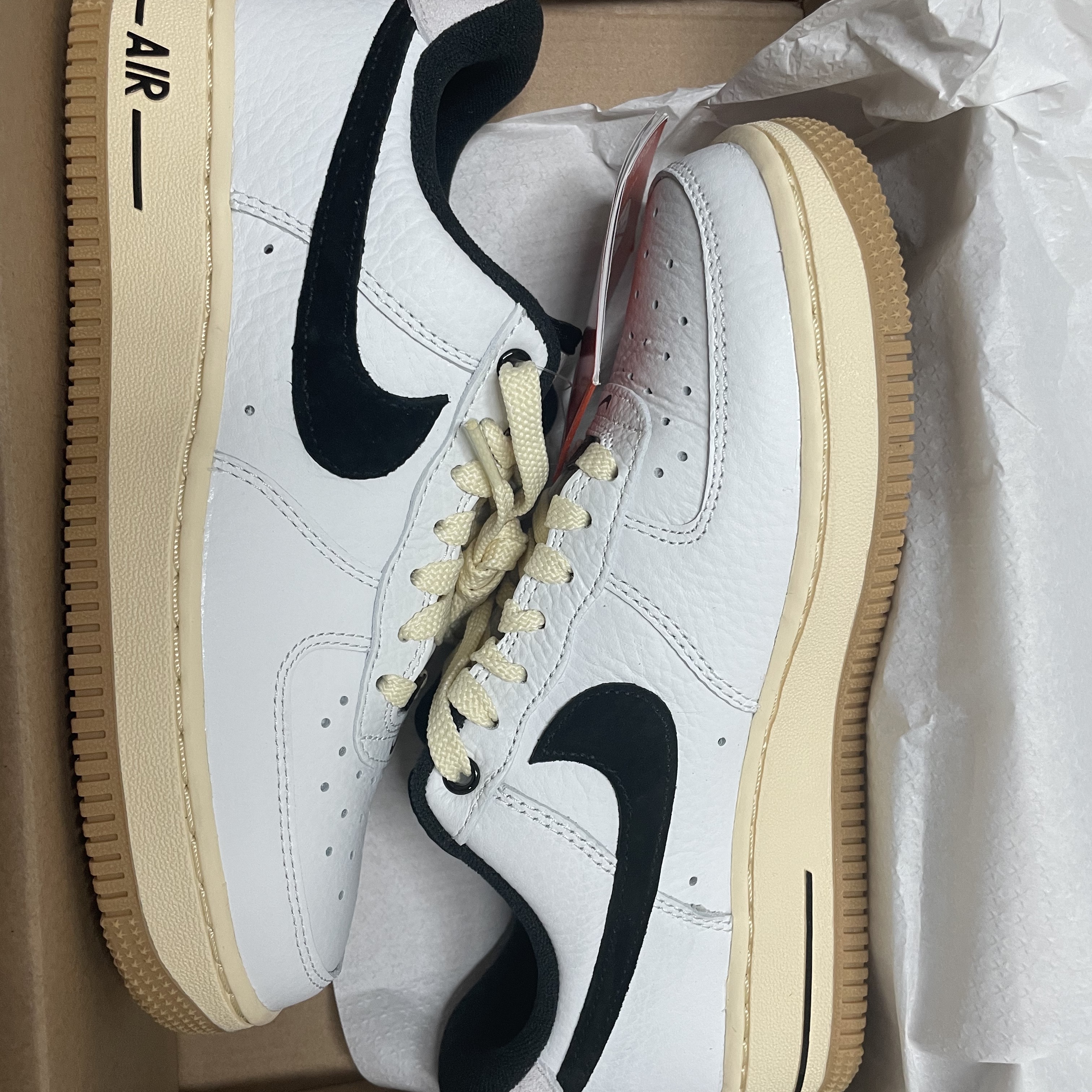 (W) Nike Air Force 1 '07 LX Black and Summit White 착용 스타일