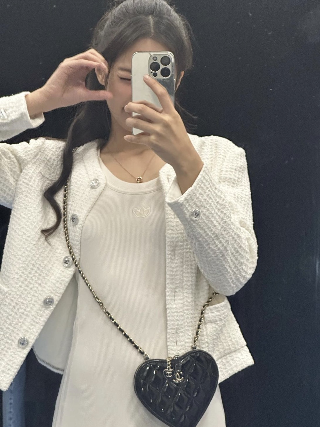 Chanel Clutch with Chain Patent Calfskin Resin & Gold Black White 착용 스타일