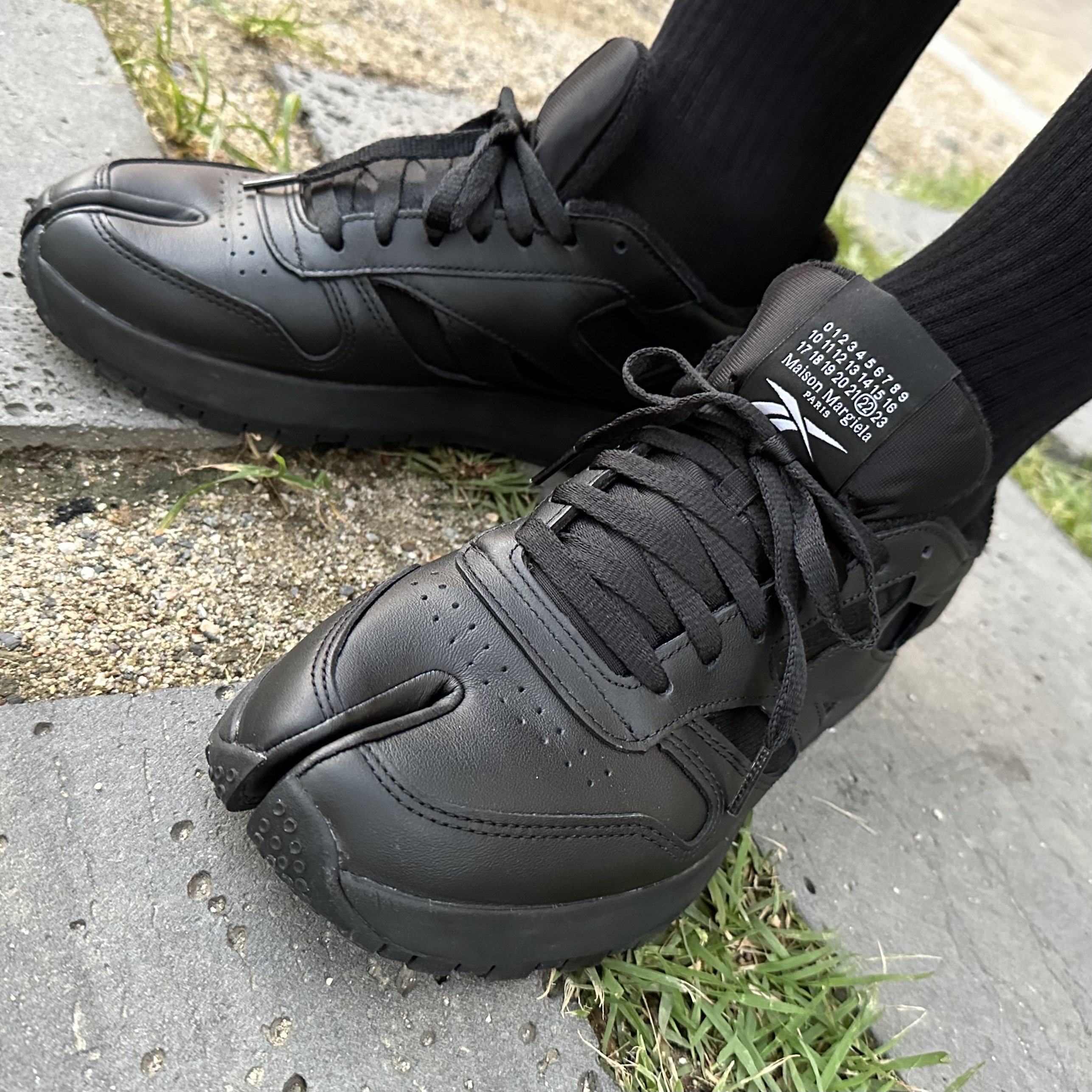 Reebok x Maison Margiela Classic Leather Decortique Tabi Shoes Black 착용 스타일 - 1