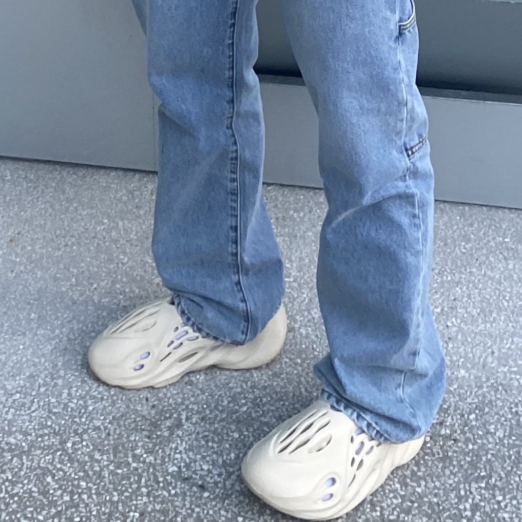 Adidas Yeezy Foam RNNR Sand 착용 스타일