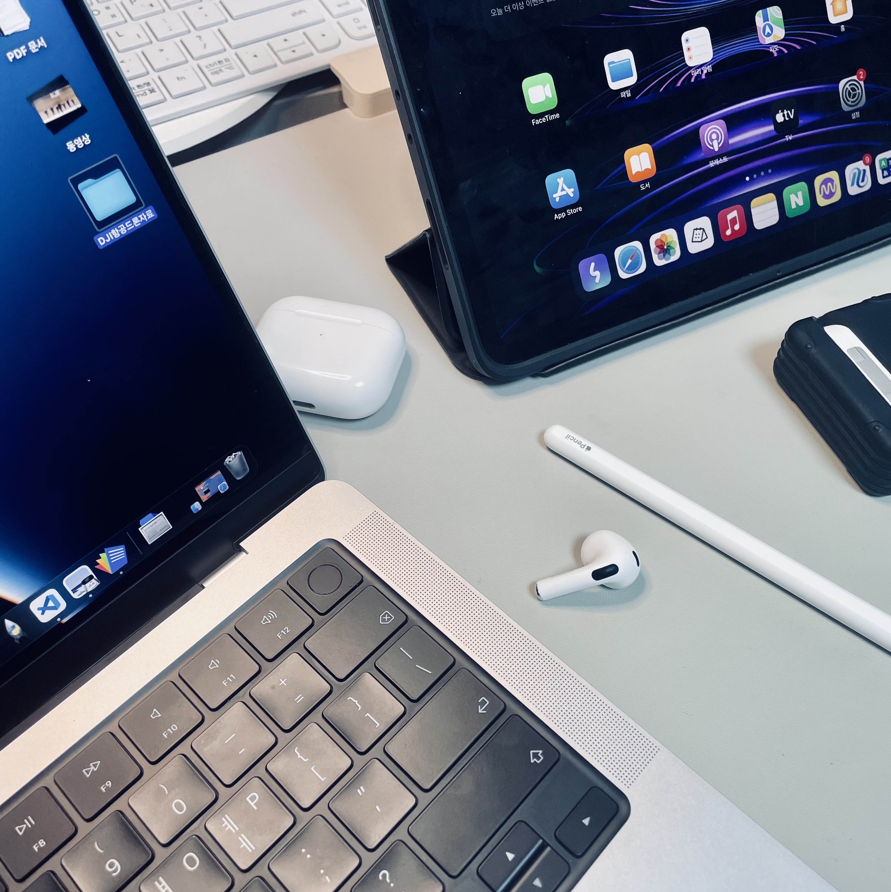 Apple 2021 MacBook Pro 14 M1 Pro 8-Core 512GB SSD / 16GB RAM Silver (Korean Ver.), Apple Airpods 3rd Gen with MagSafe Charging Case (Korean Ver.) 착용 스타일