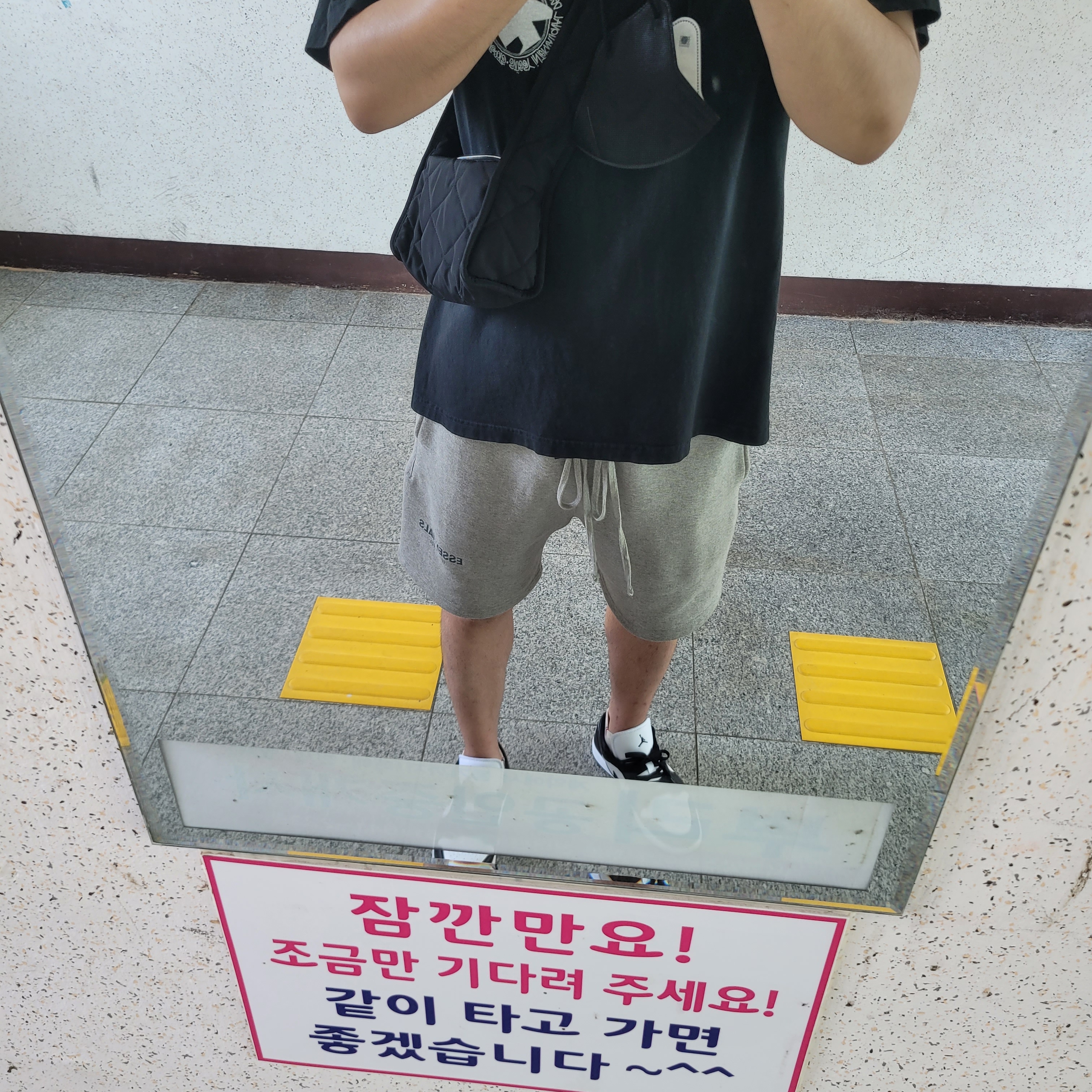 Stussy Beach Roots T-Shirt Black, (W) Jordan 1 Low Black and White 착용 스타일