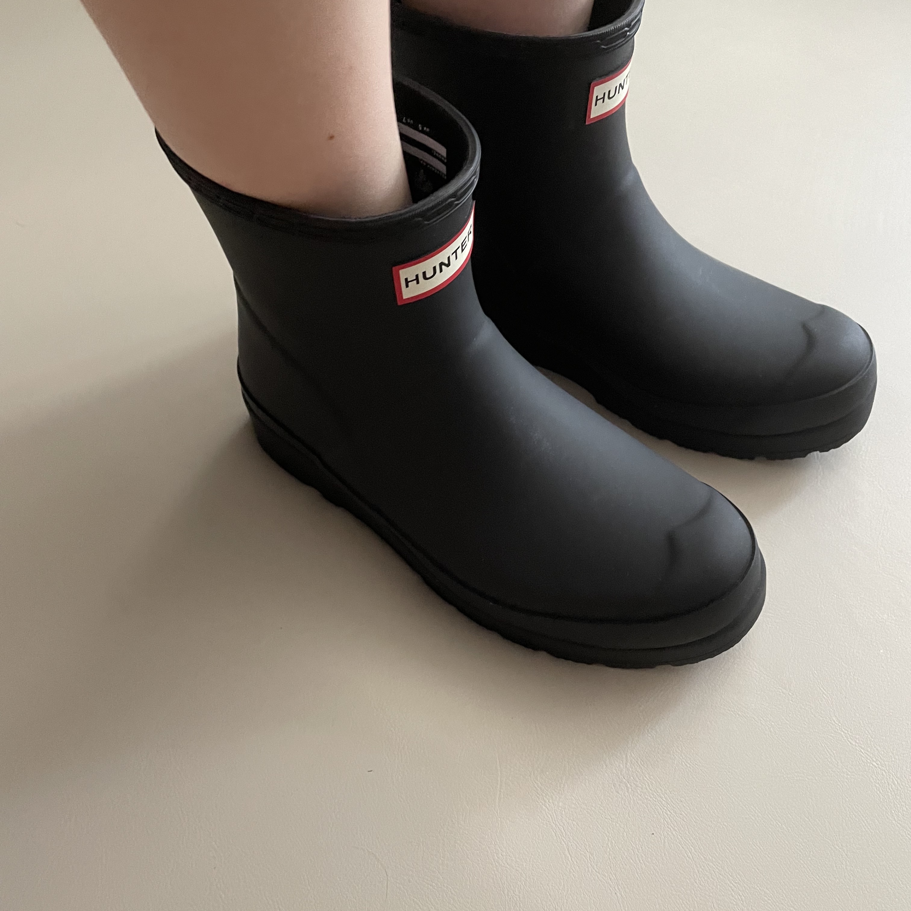 (W) Hunter Play Short Rain Boots Black 착용 스타일 - 1