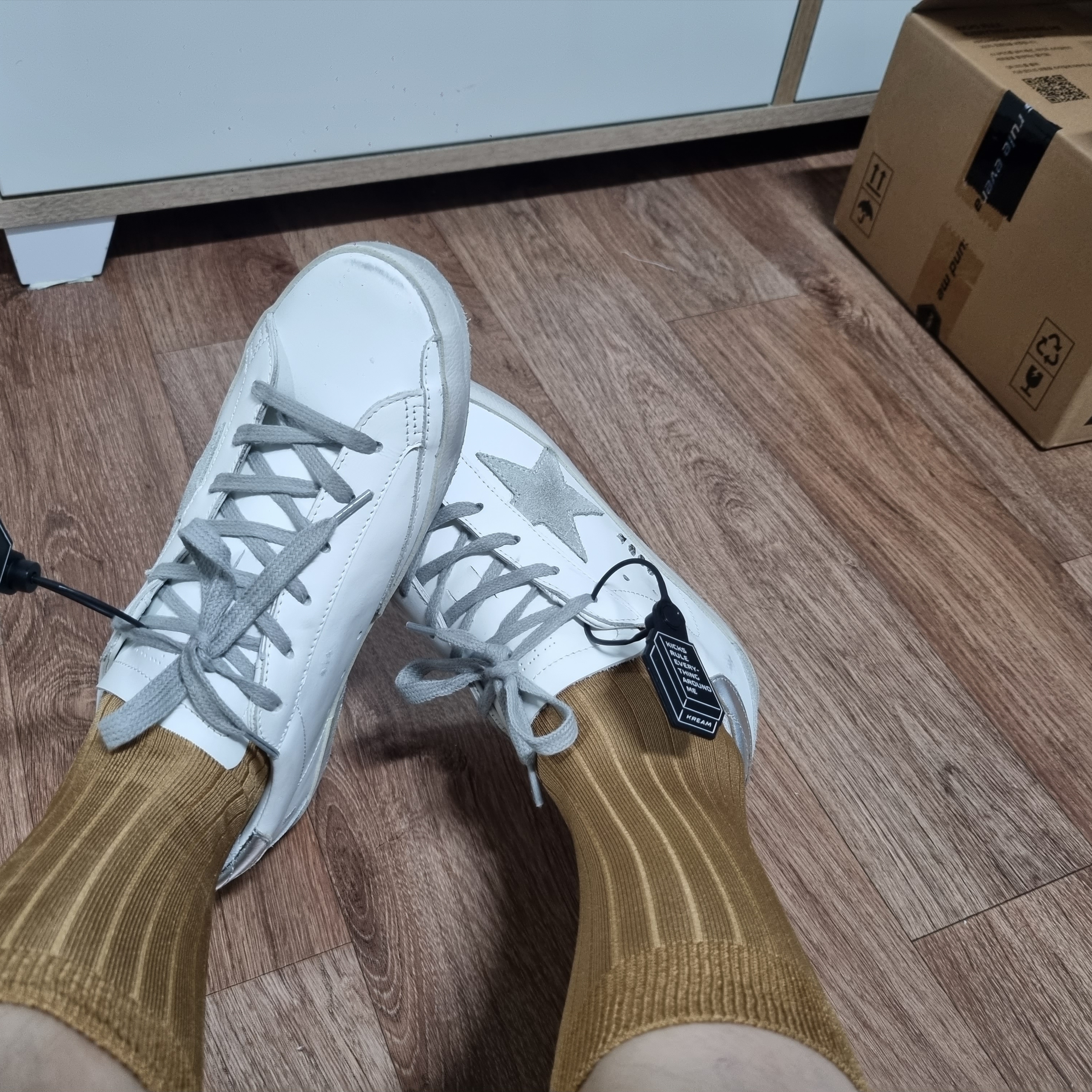 (W) Golden Goose Superstar White Silver Heel Tab Sneakers 착용 스타일