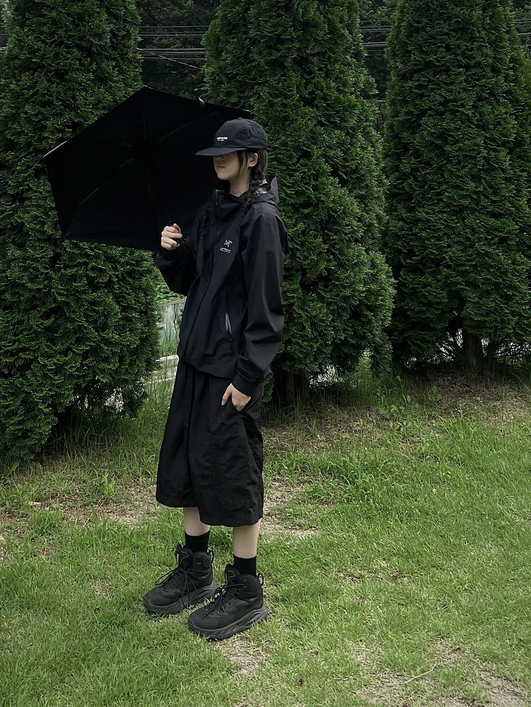 Arc'teryx Zeta SL Jacket Black, Hoka Kaha Gore-Tex Black Phantom 착용 스타일 - 1