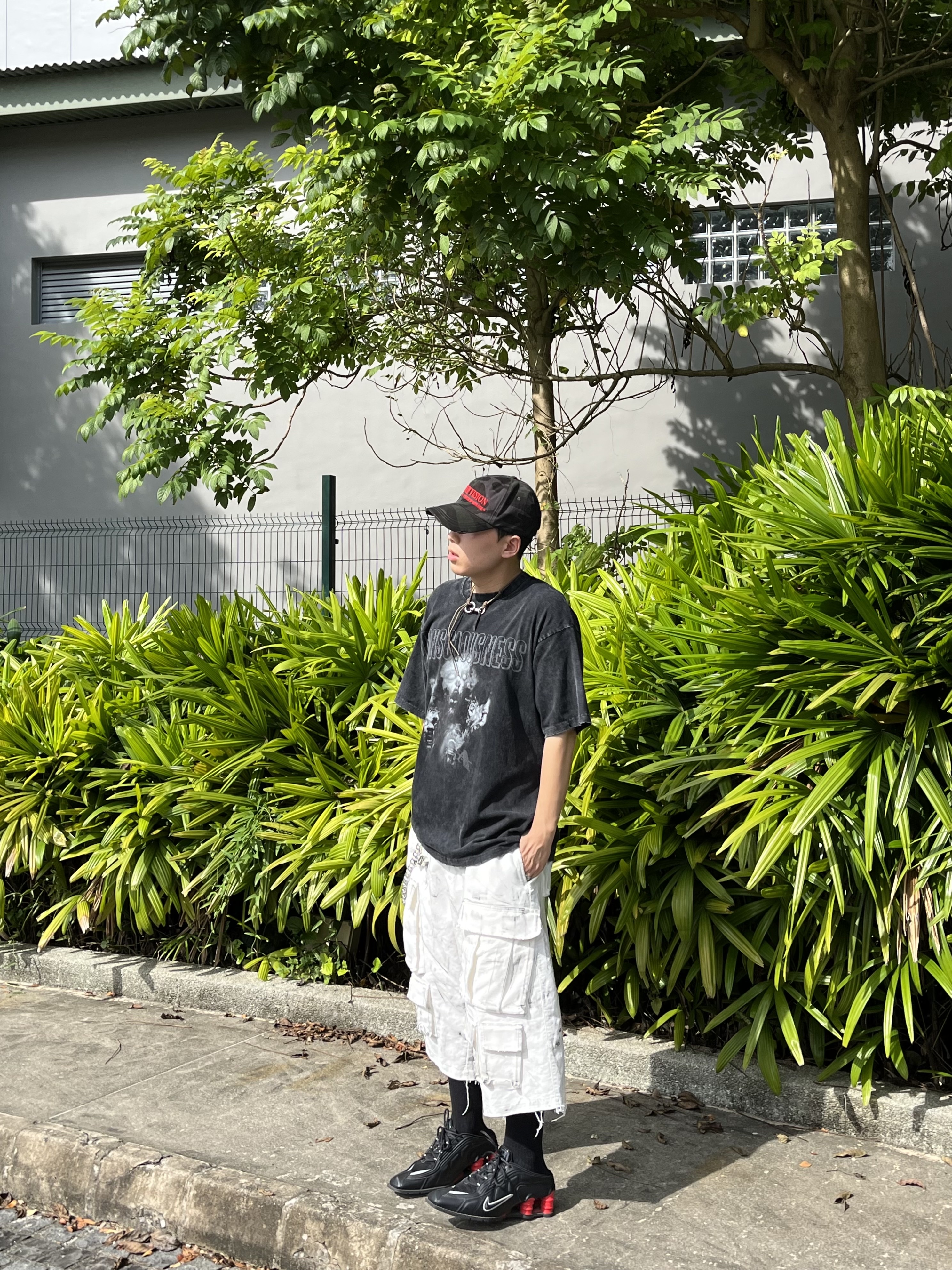 Nike x Martine Rose Shox MR4 Black, Nos Couleurs Distressed Cargo Shorts White 착용 스타일 - 2