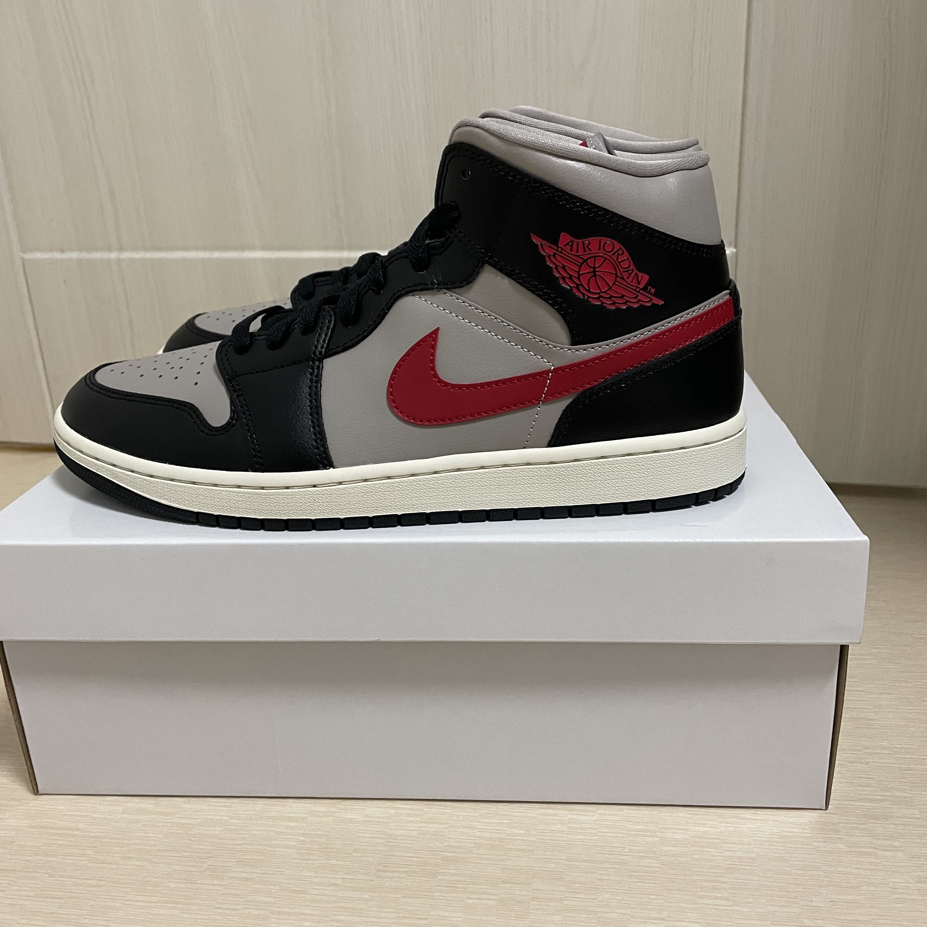 (W) Jordan 1 Mid Black Gym Red 착용 스타일 - 1
