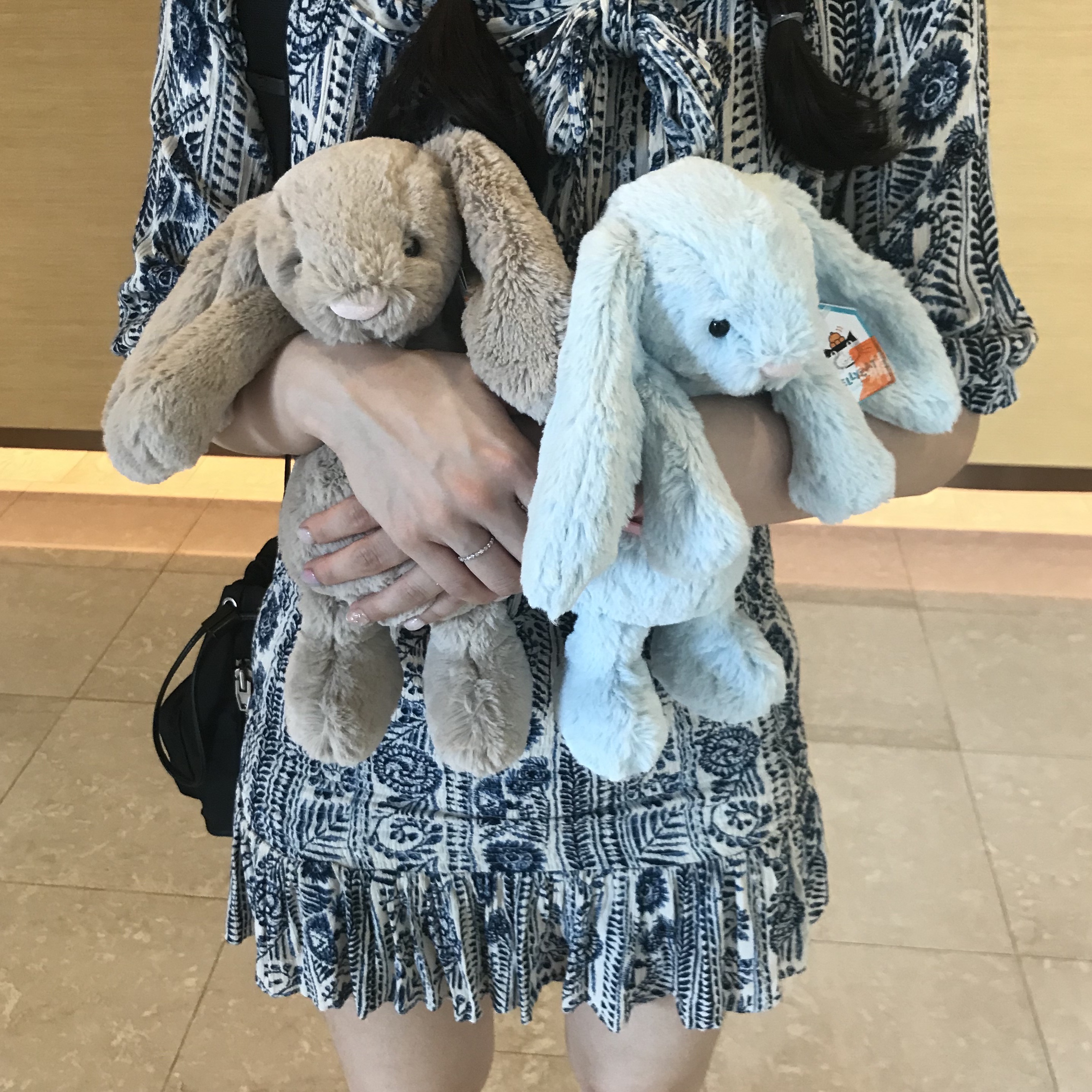 Jellycat Bashful Bunny Medium Beige 착용 스타일
