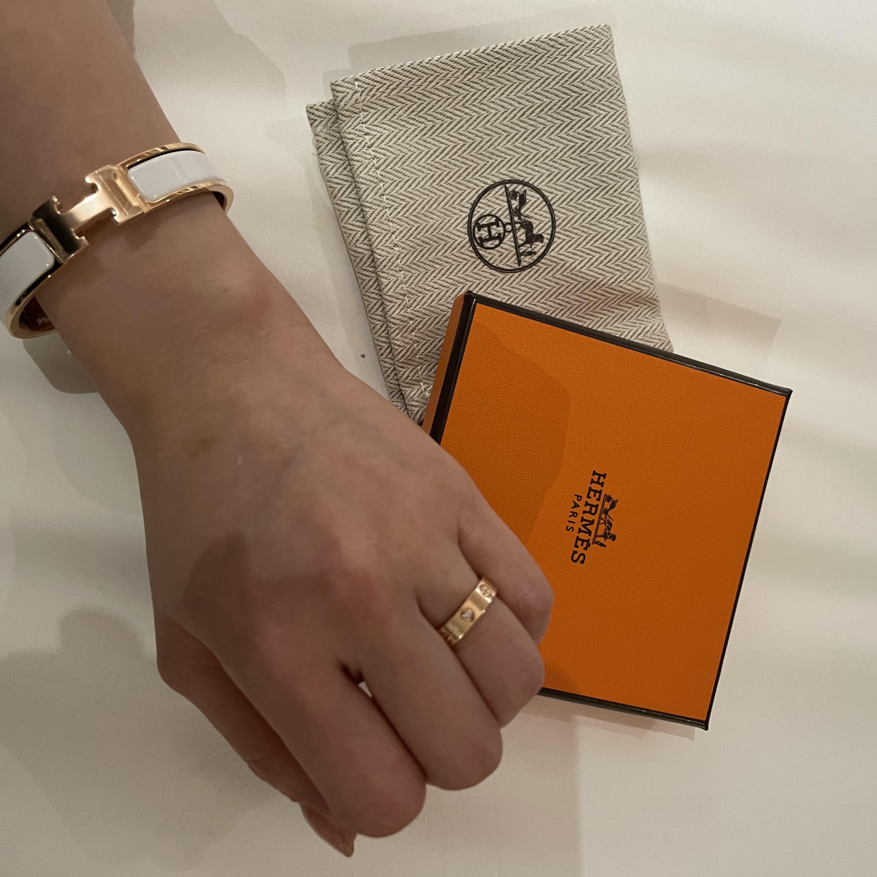 (W) Hermes Clic H Bracelet Rose Gold & Blanc 착용 스타일