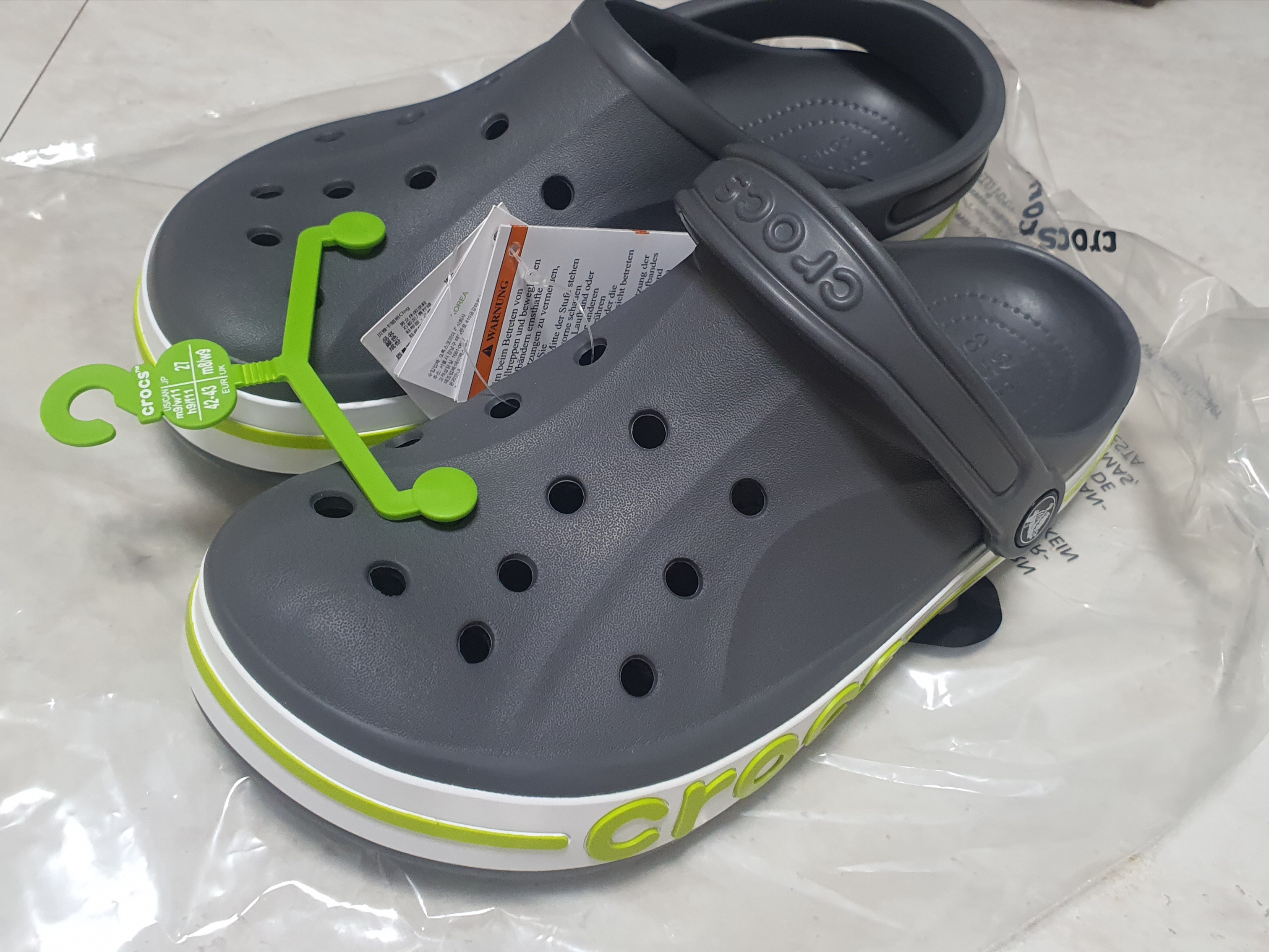 Crocs Bayaband Clog Slate Grey Lime Punch 착용 스타일
