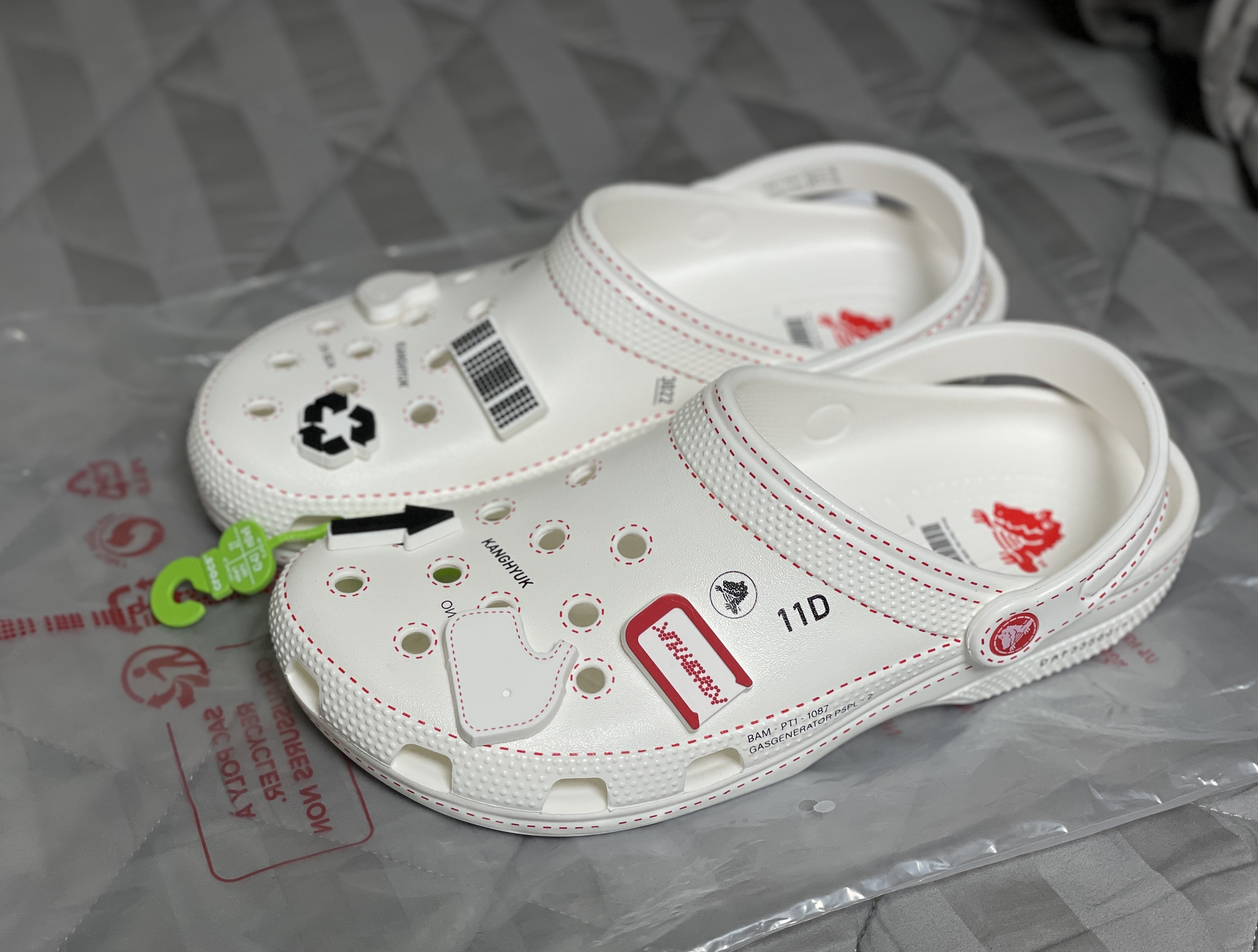 Crocs x Kanghyuk Classic Clog White 착용 스타일 - 1