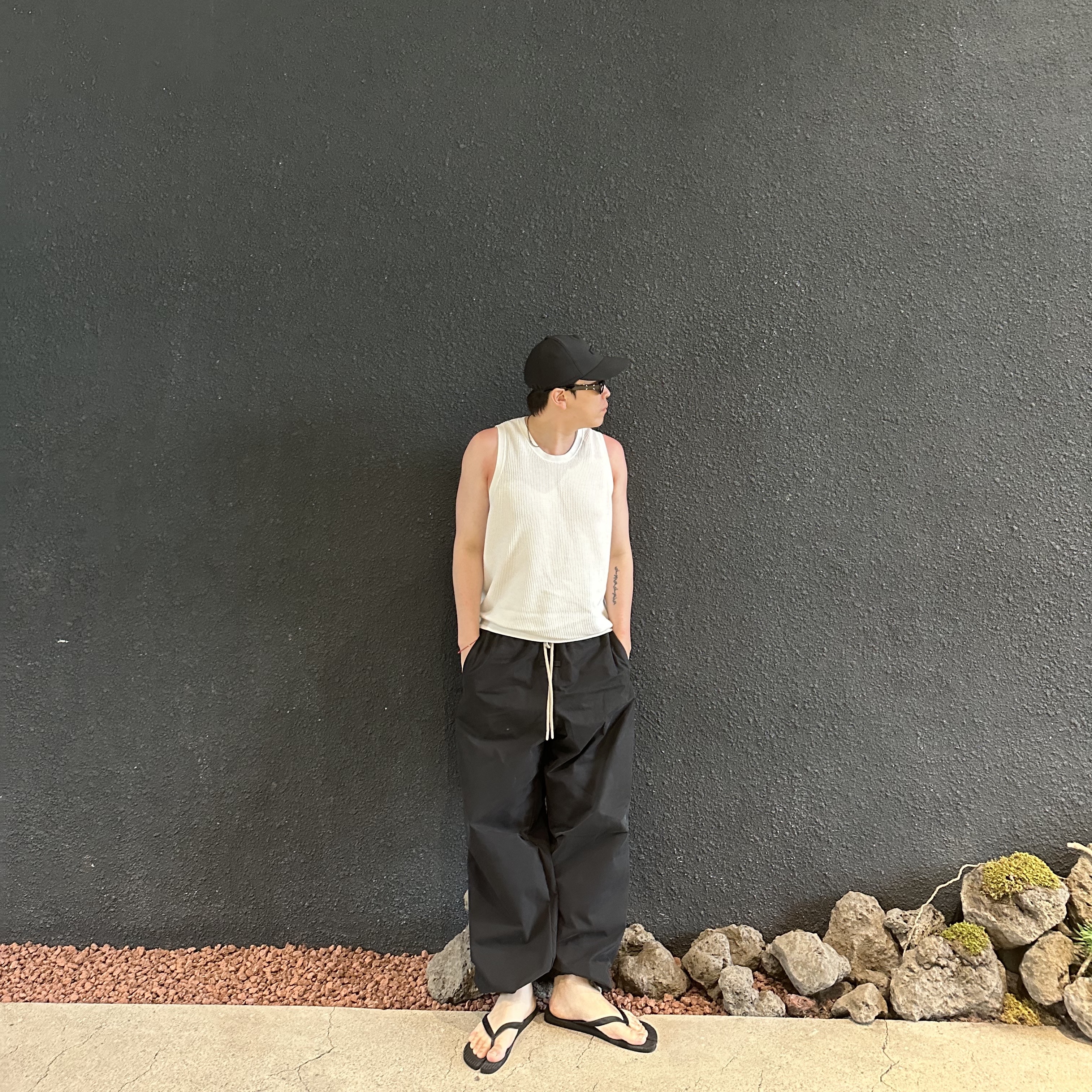 Essentials The Black Collection Relaxed Trousers Black - 23SS, Essentials Nylon Baseball Cap Jet Black 착용 스타일 - 1