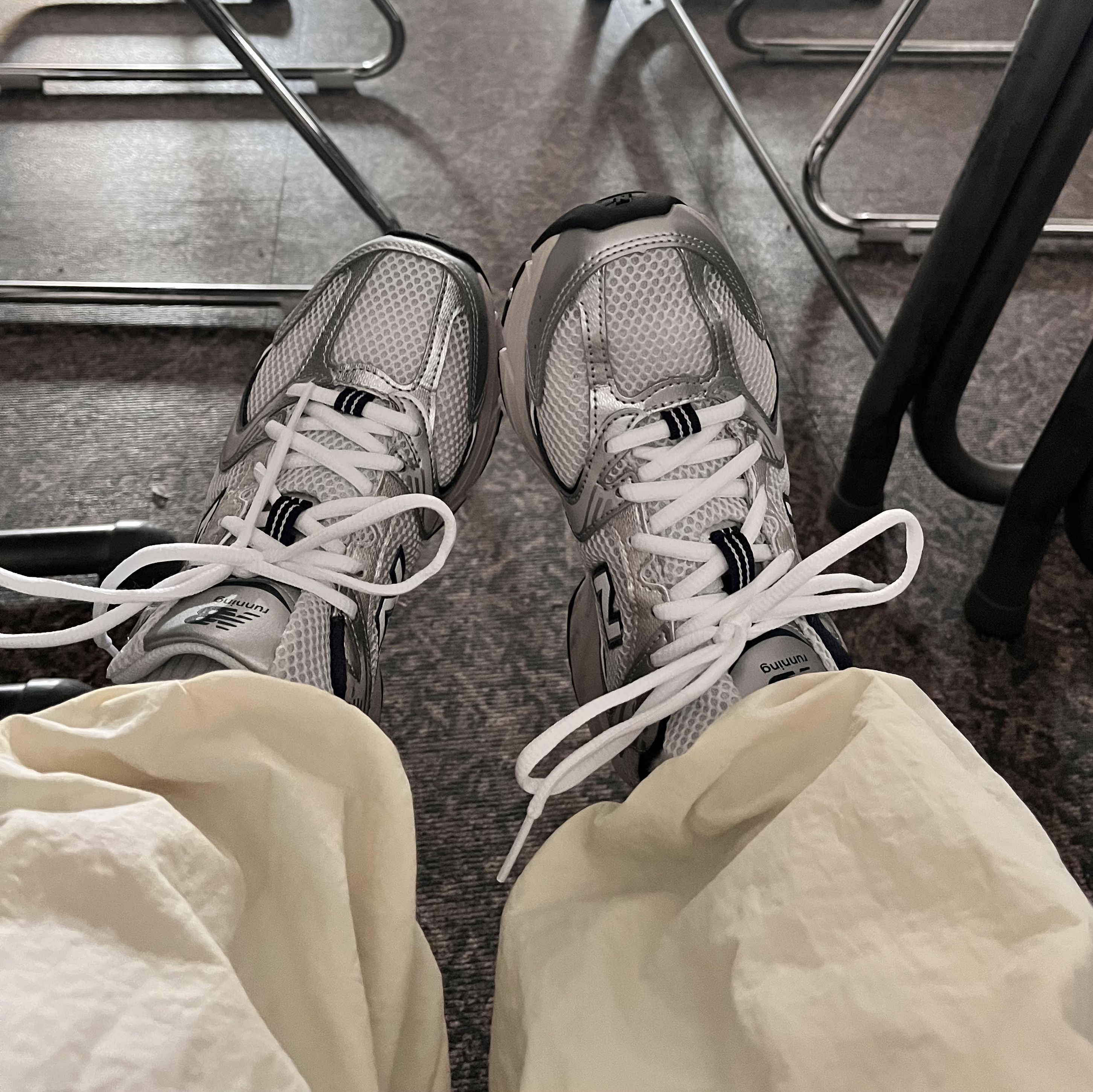 New Balance 530 Steel Grey 착용 스타일 - 2