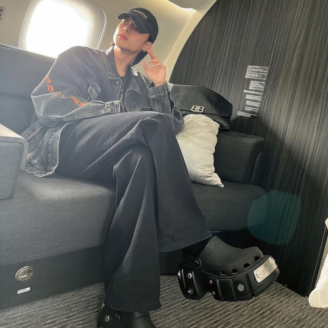 Balenciaga Political Campaign Destroyed Cap Black, Balenciaga x Crocs Hardcrocs Slide Black 착용 스타일 - 1