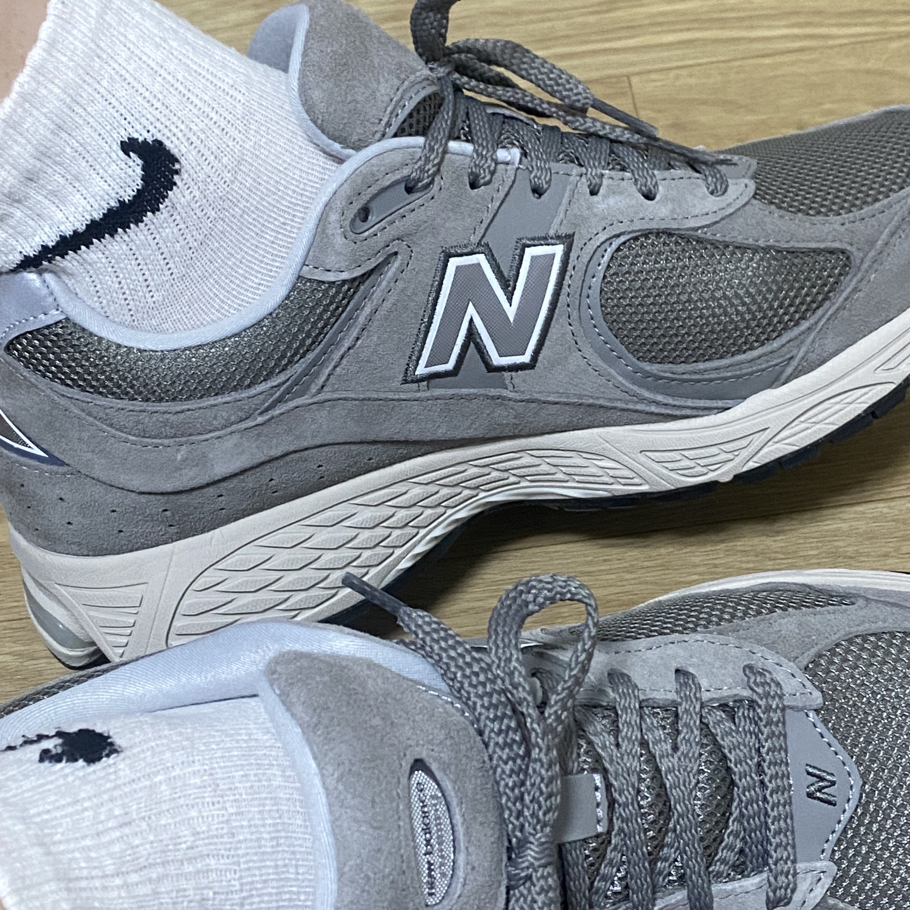 New Balance 2002R Grey 착용 스타일 - 1