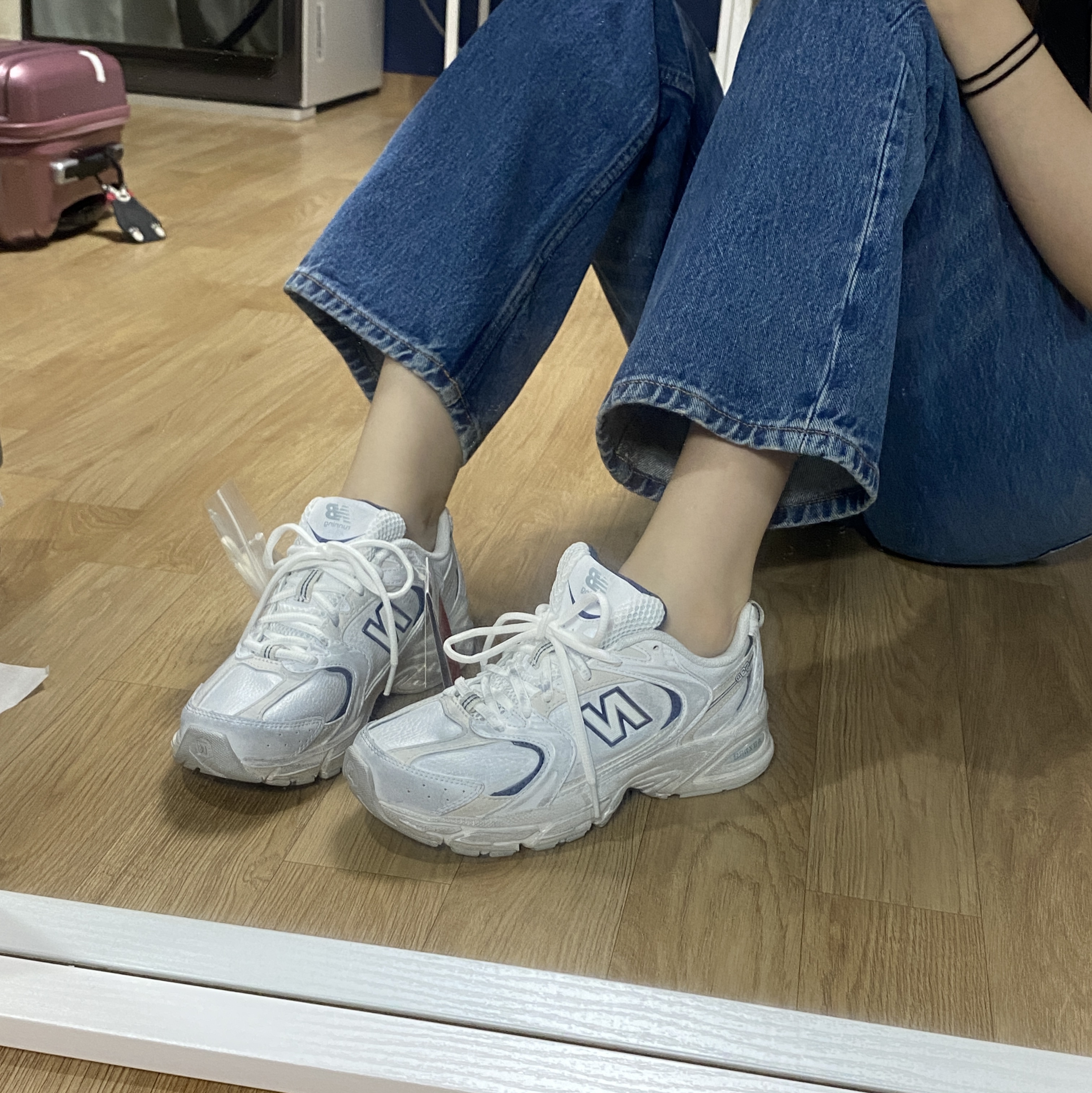 New Balance 530 White Indigo Blue 착용 스타일 - 2