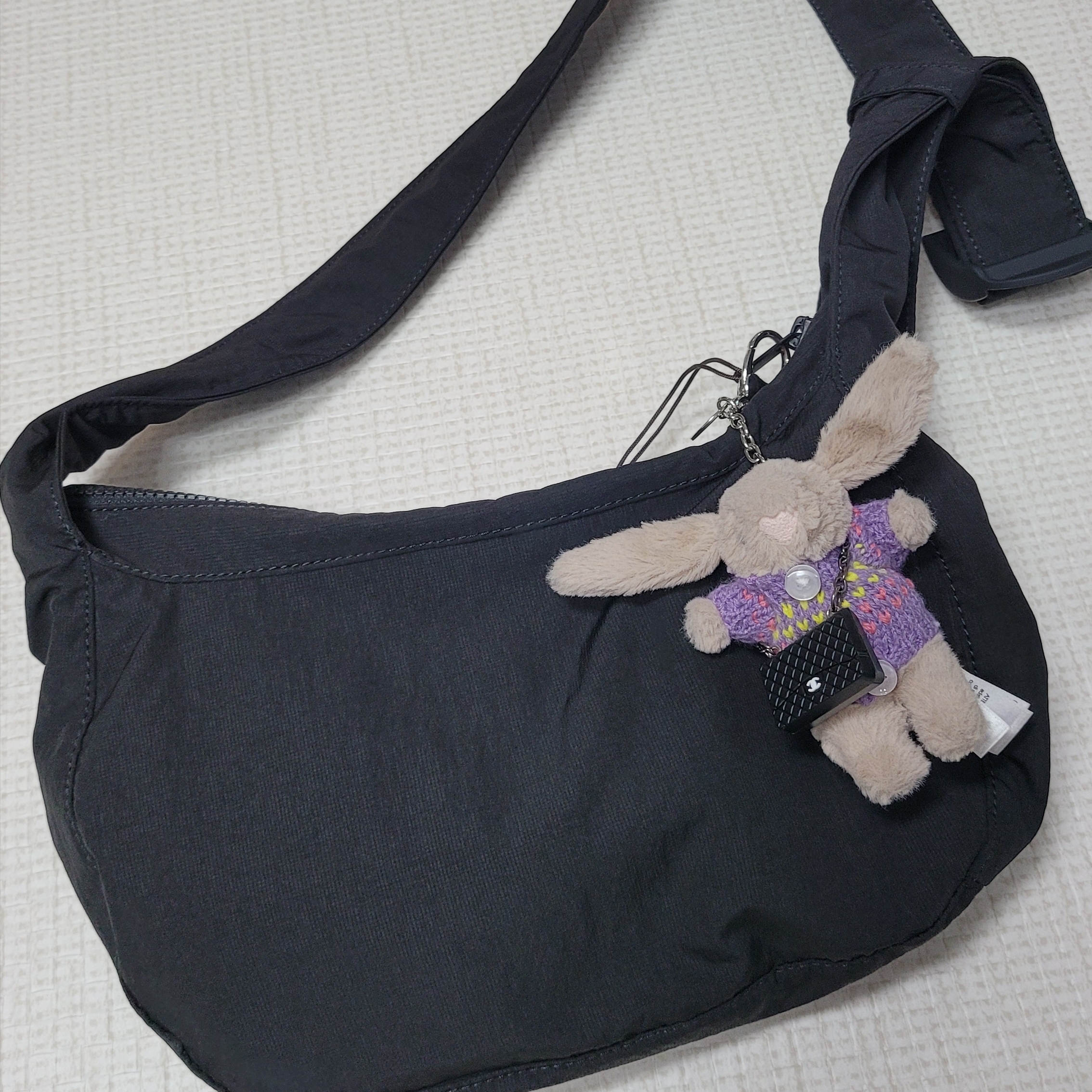 COS Nylon Crossbody Saddle Bag Black 착용 스타일