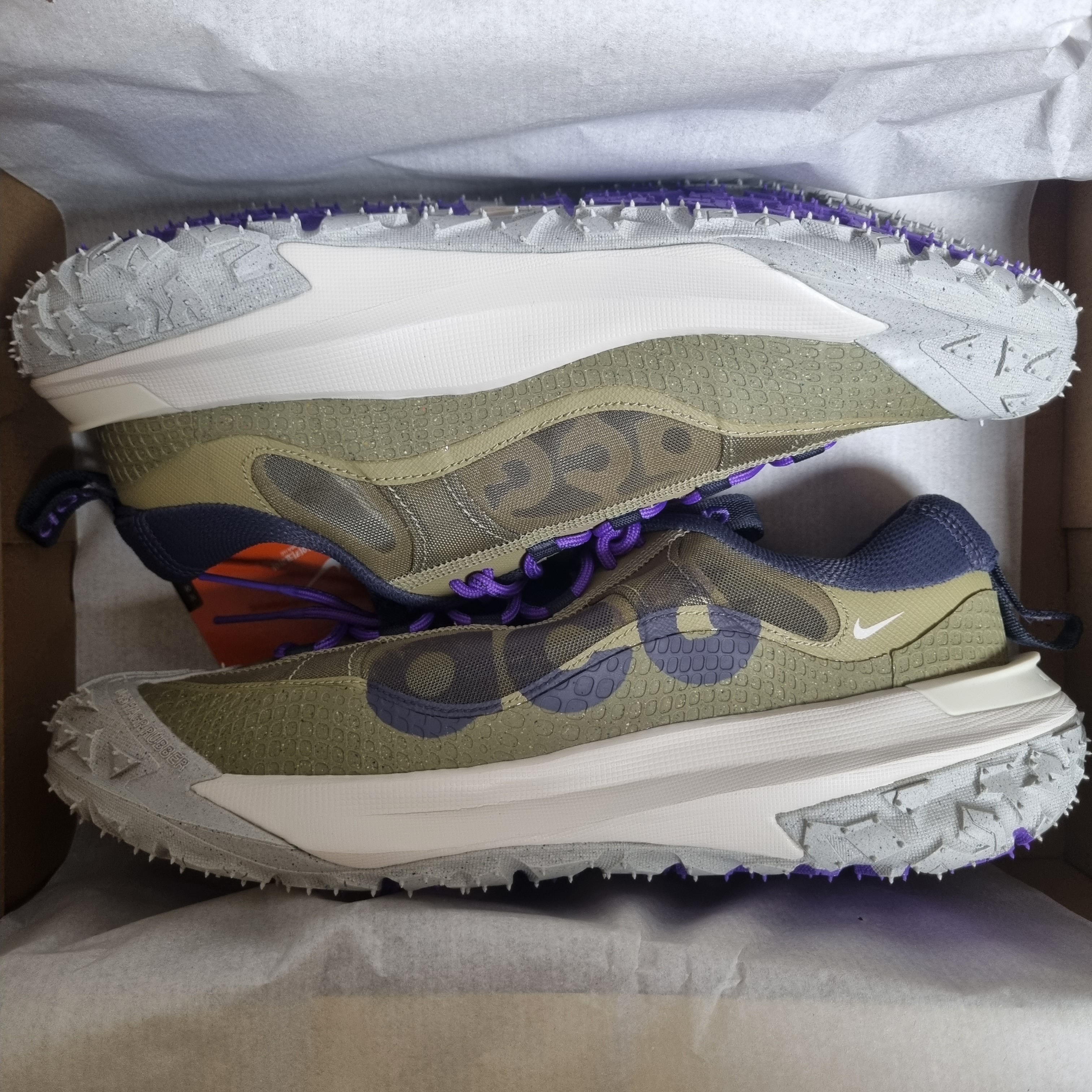 Nike ACG Mountain Fly 2 Low Neutral Olive and Mountain Grape 착용 스타일