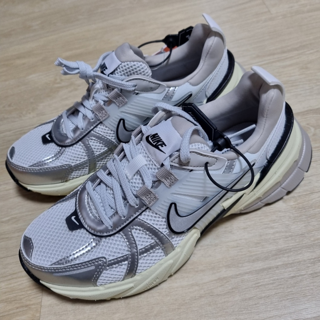 Nike V2K Run Summit White Metallic Silver 착용 스타일 - 2