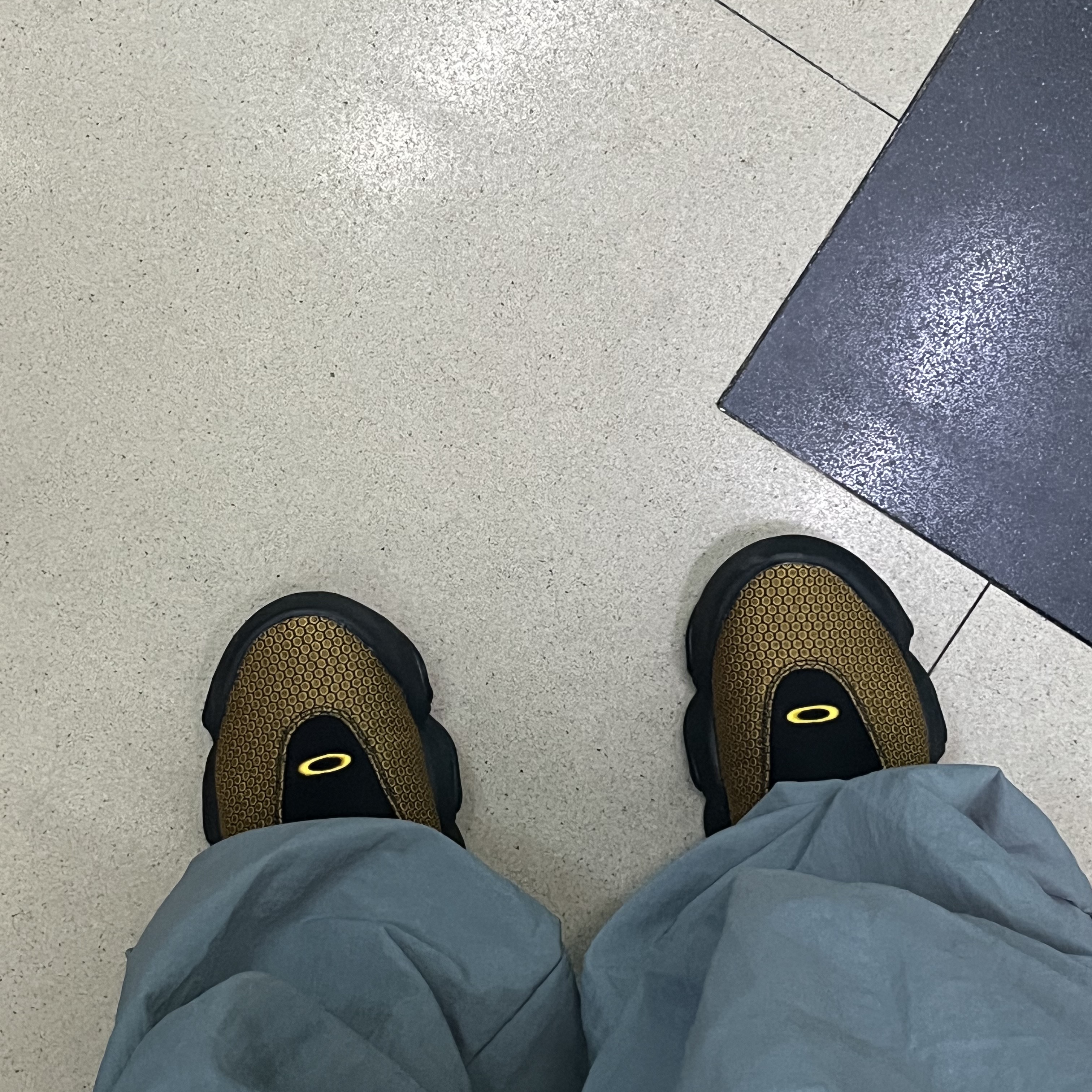 Oakley Factory Team x Brain Dead Jacquard Flesh Yellow Black 착용 스타일