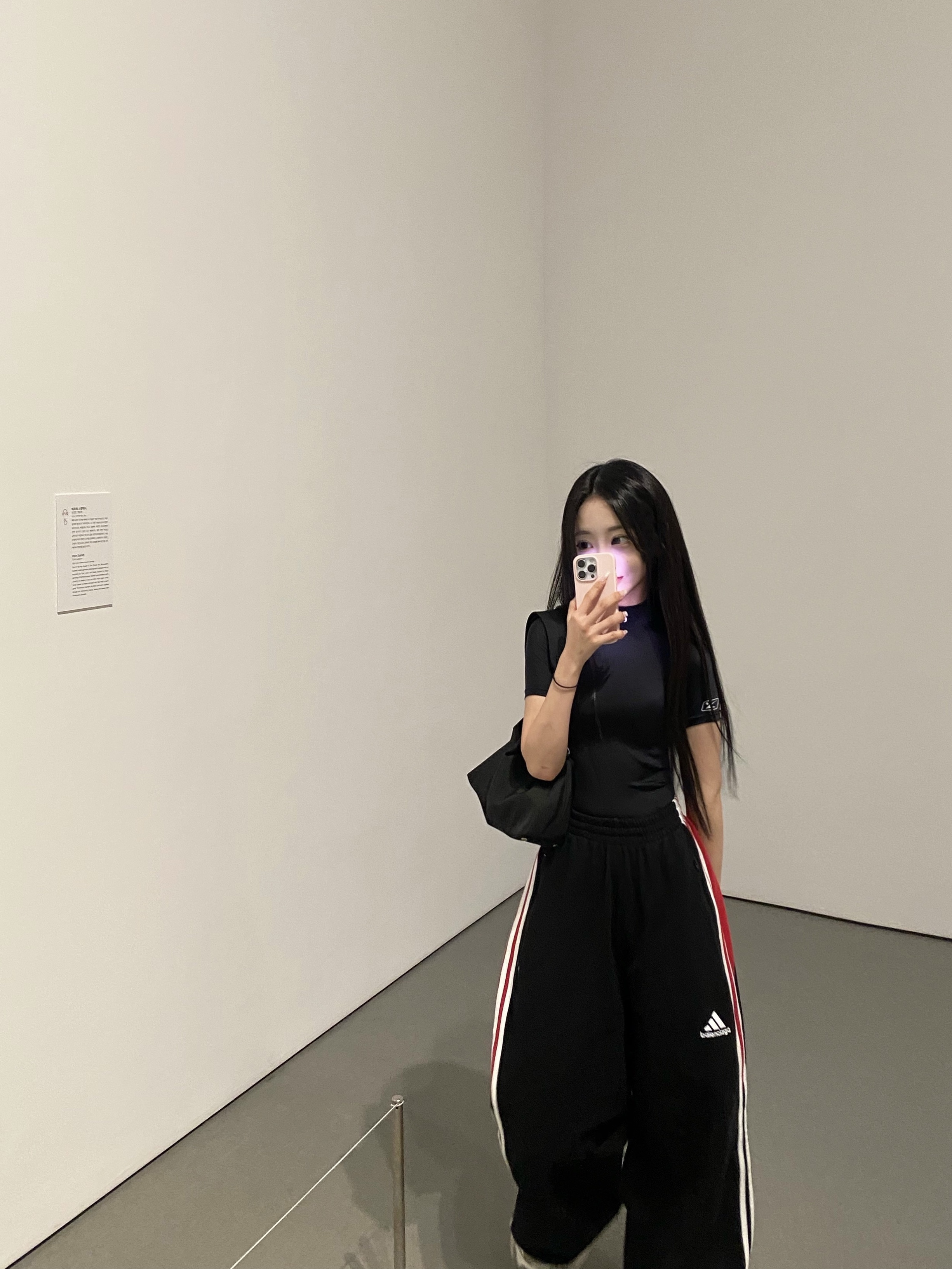 (W) Balenciaga 3XL Sneakers Light Beige, Balenciaga x Adidas Fleece Baggy Sweatpants Black 착용 스타일 - 1