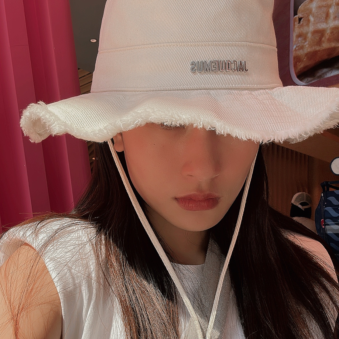 Jacquemus Le Bob Artichaut Bucket Hat Off White, Jacquemus Le Chiquito Homme Mini Handbag Grey 착용 스타일 - 2