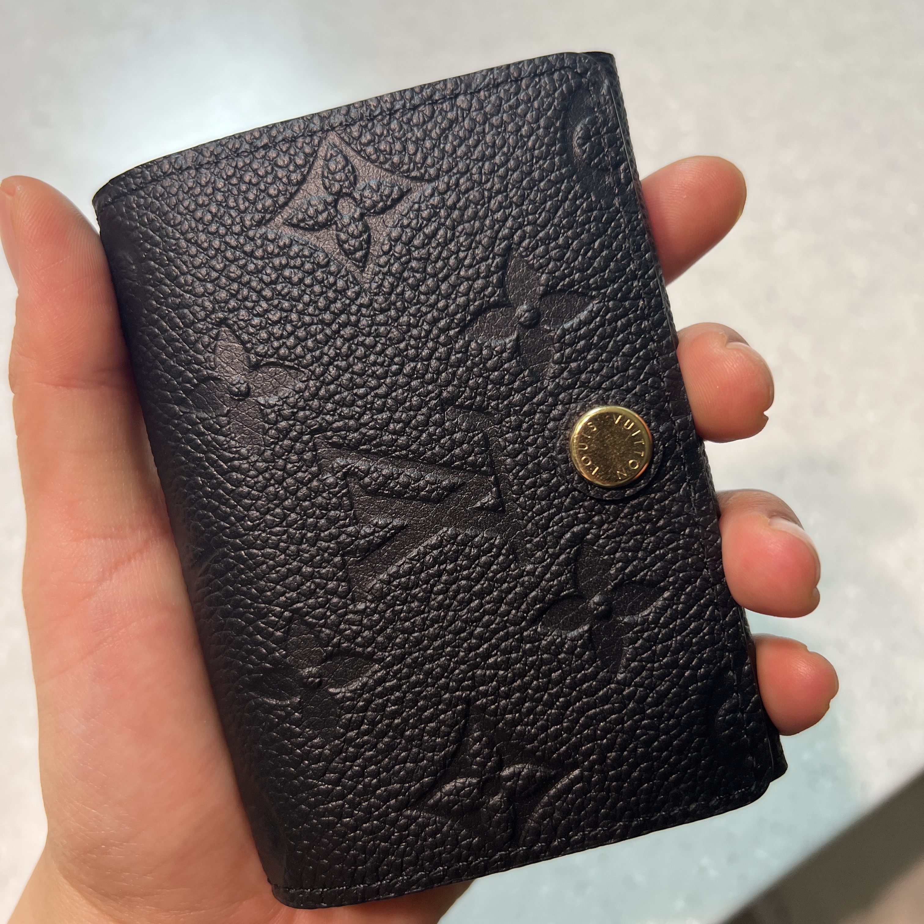 Louis Vuitton Business Card Holder Monogram Embossed Leather Black 착용 스타일 - 2
