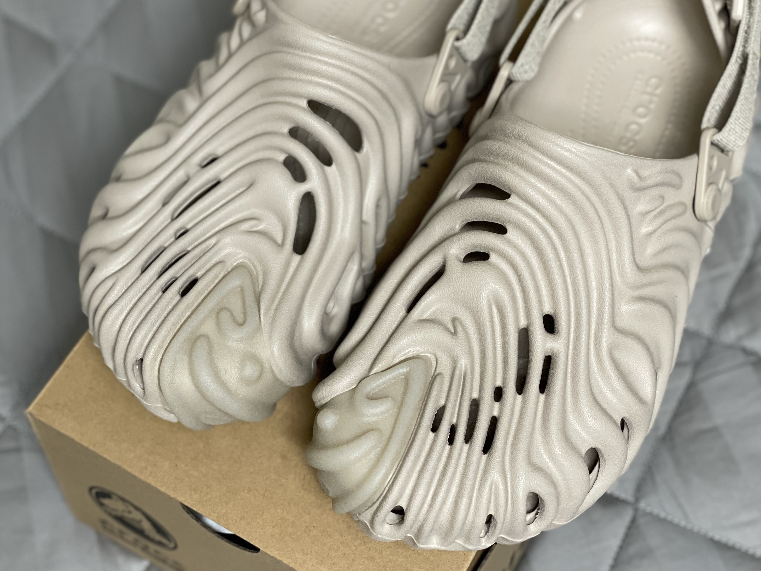 Crocs x Salehe Bembury Pollex Clog Horchata 착용 스타일 - 2