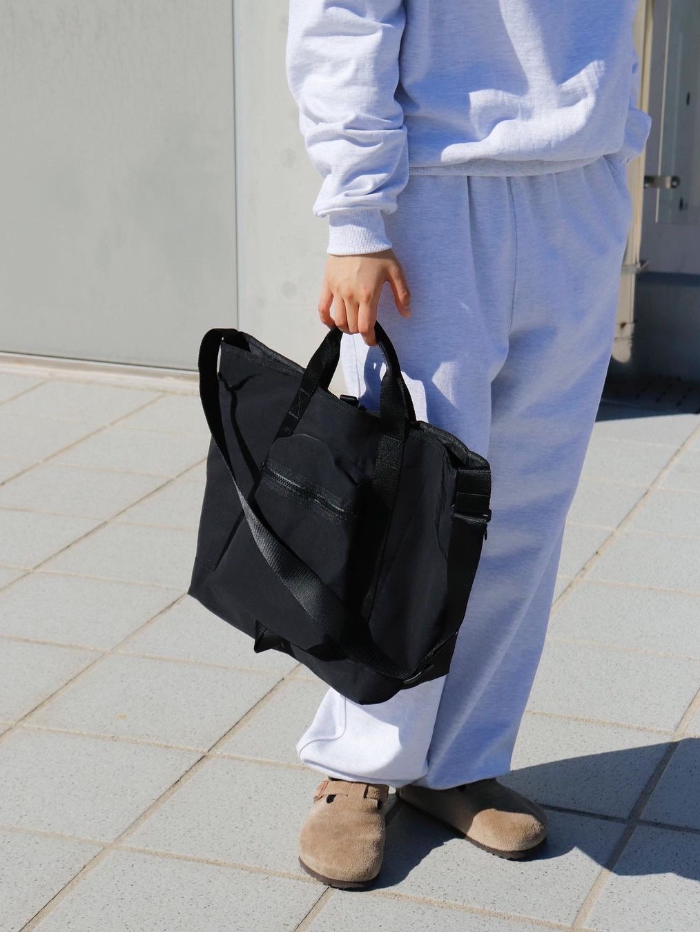 Found Pocket Optimal Tote Bag Black 착용 스타일 - 1