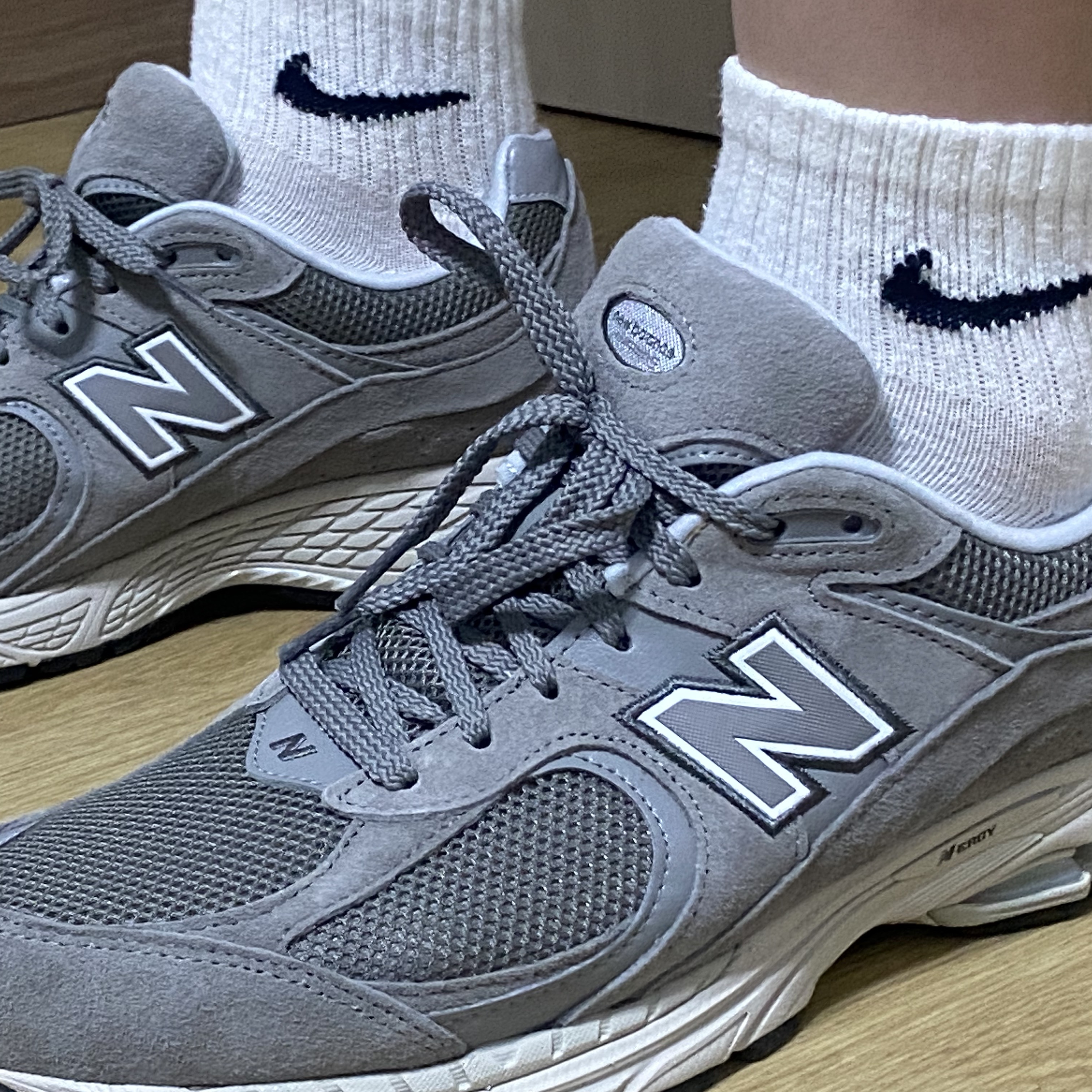 New Balance 2002R Grey 착용 스타일 - 2