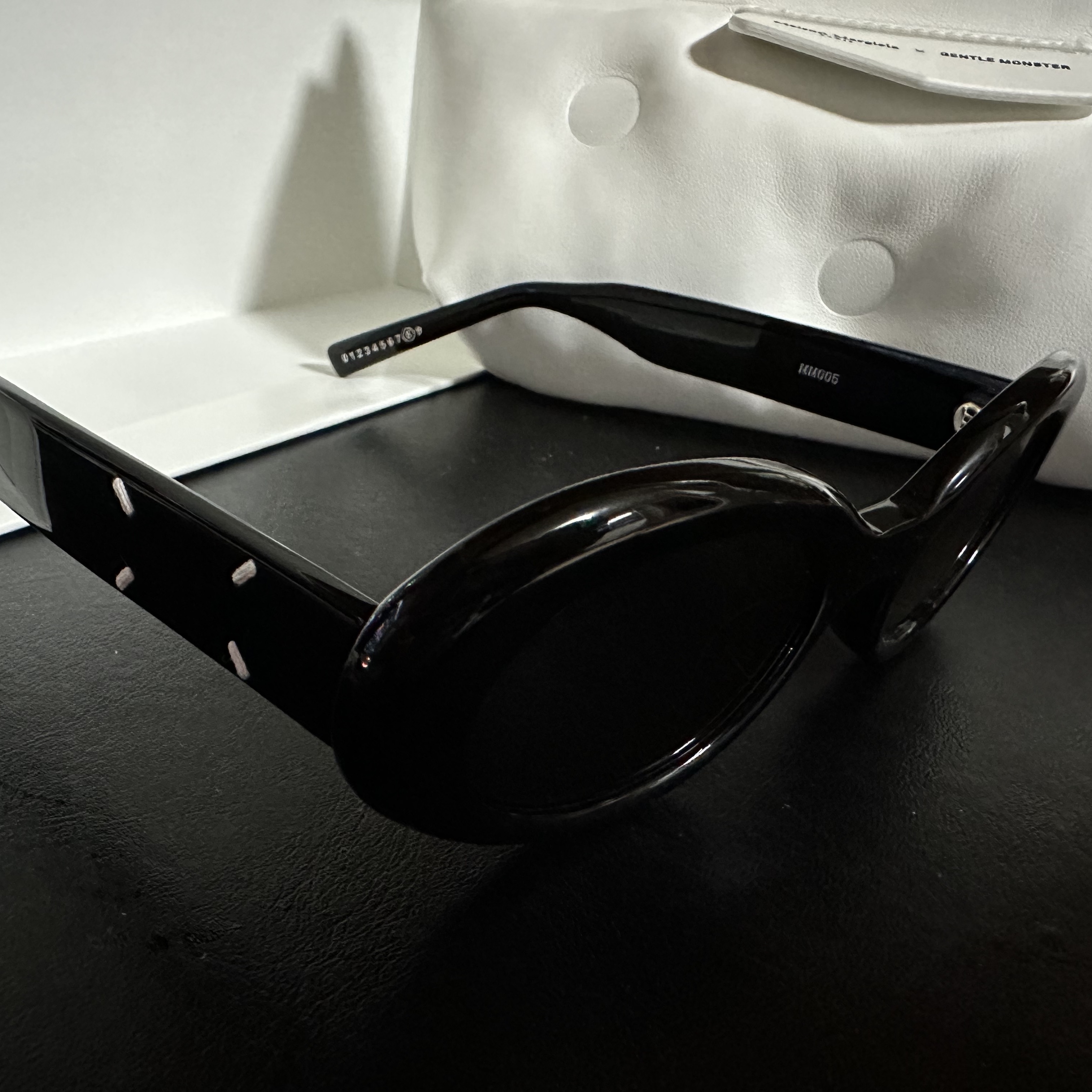 Gentle Monster x Maison Margiela MM005 Black Black 착용 스타일 - 2