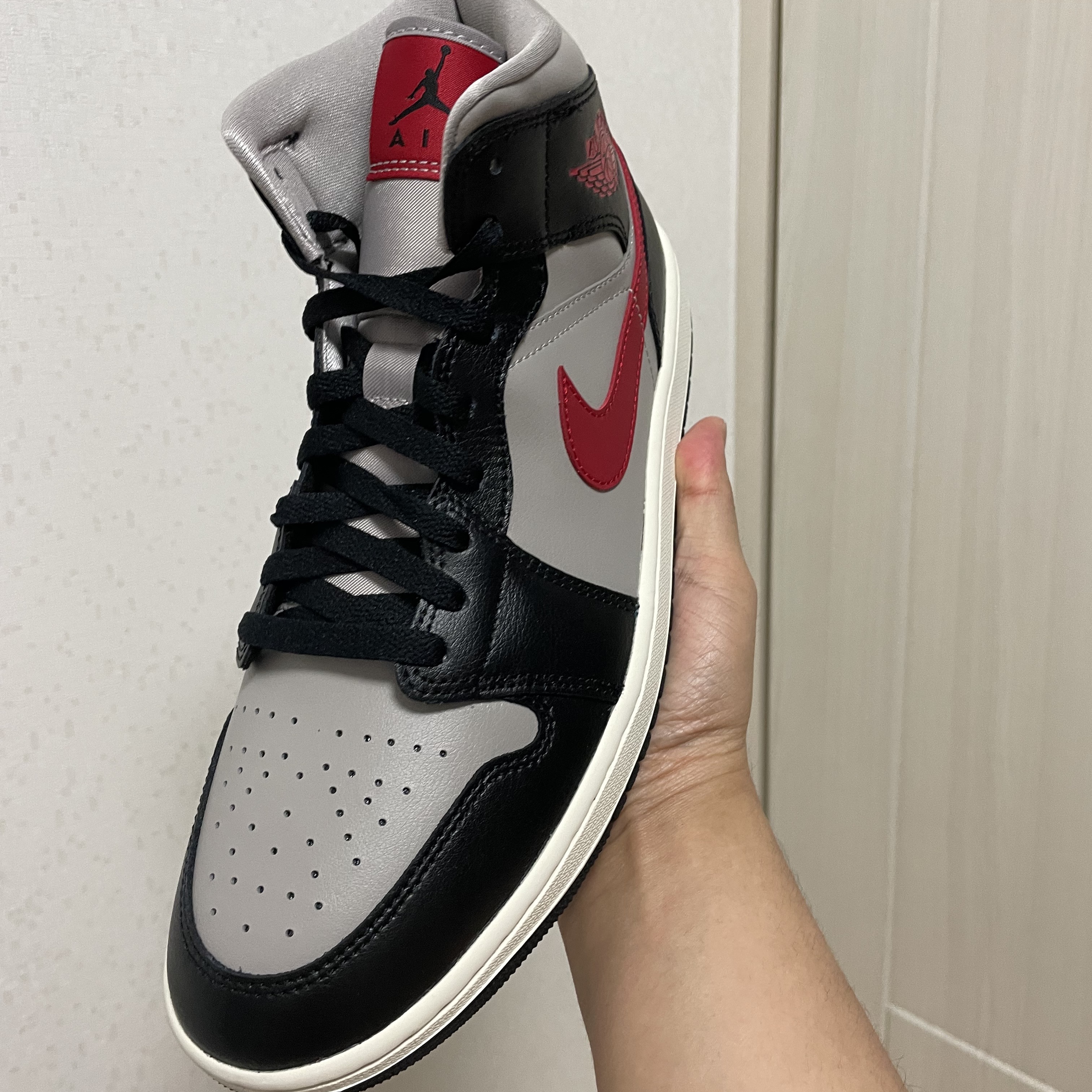 (W) Jordan 1 Mid Black Gym Red 착용 스타일 - 2