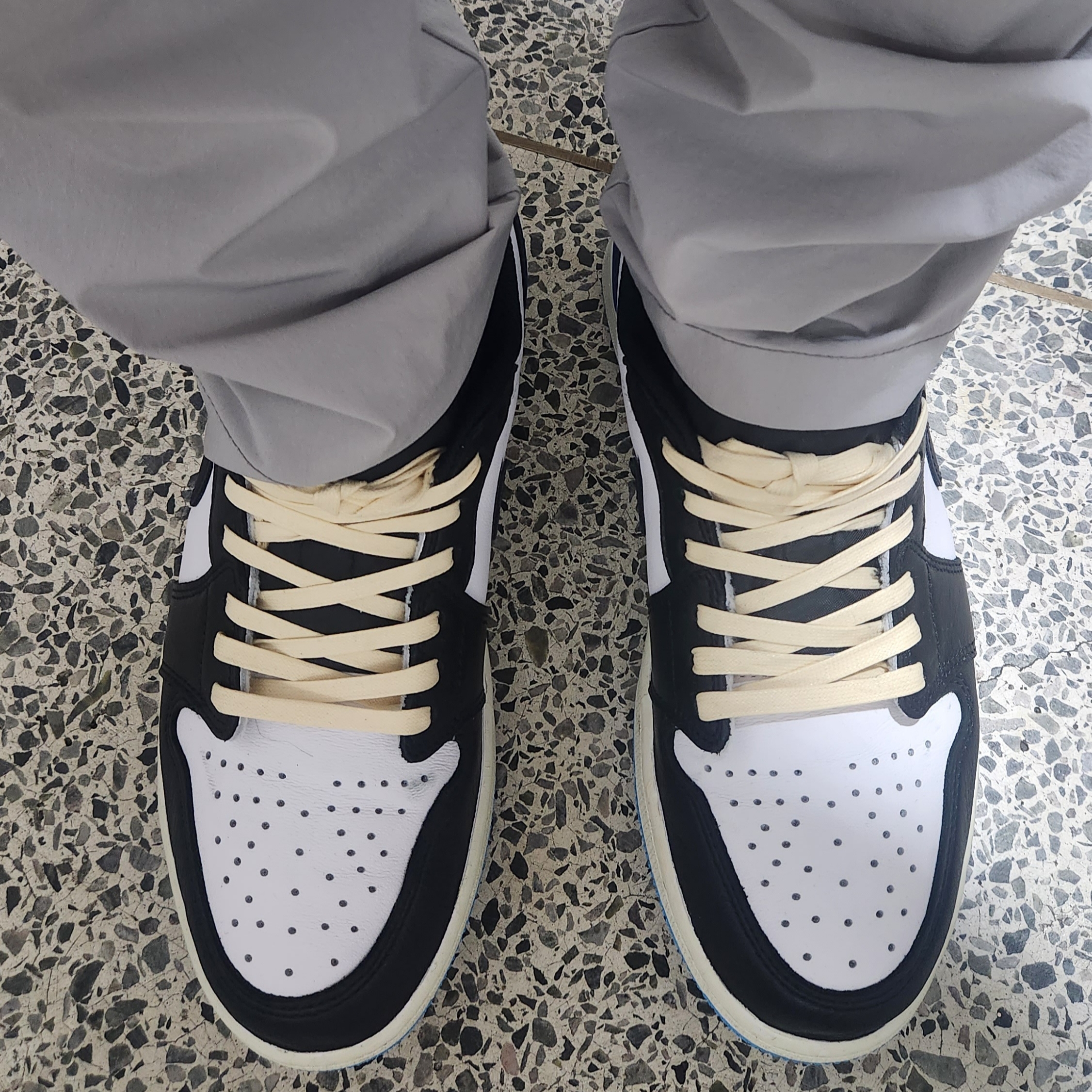 Jordan 1 Retro Low OG Black and Dark Powder Blue 착용 스타일 - 1