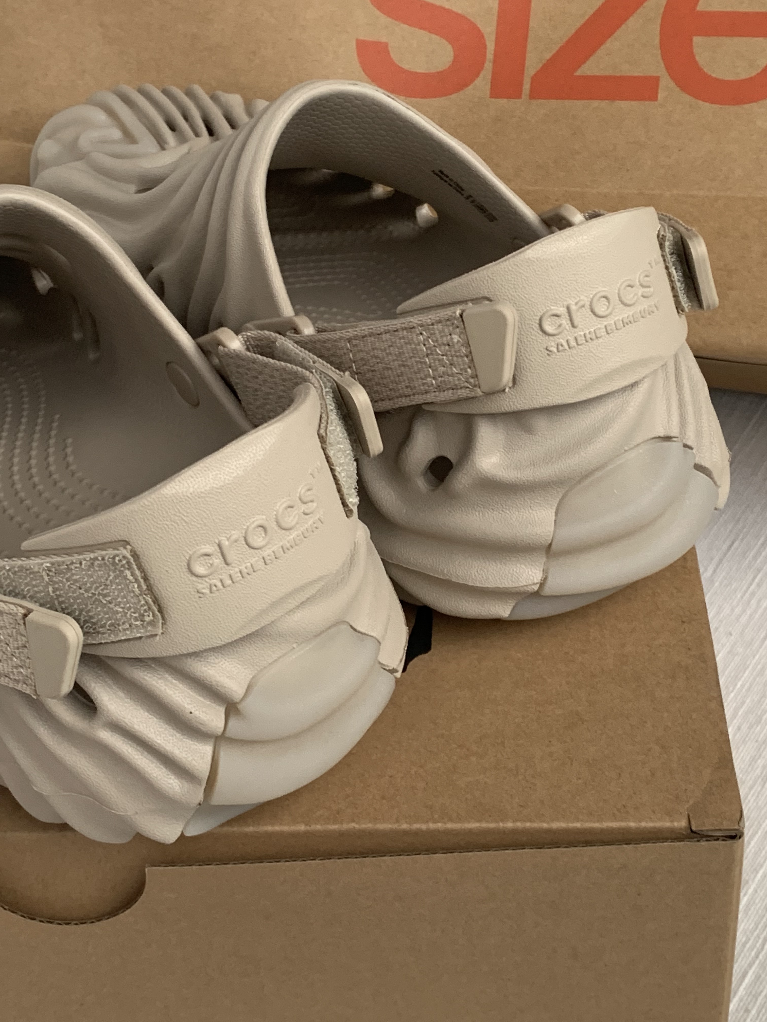 Crocs x Salehe Bembury Pollex Clog Horchata 착용 스타일 - 2