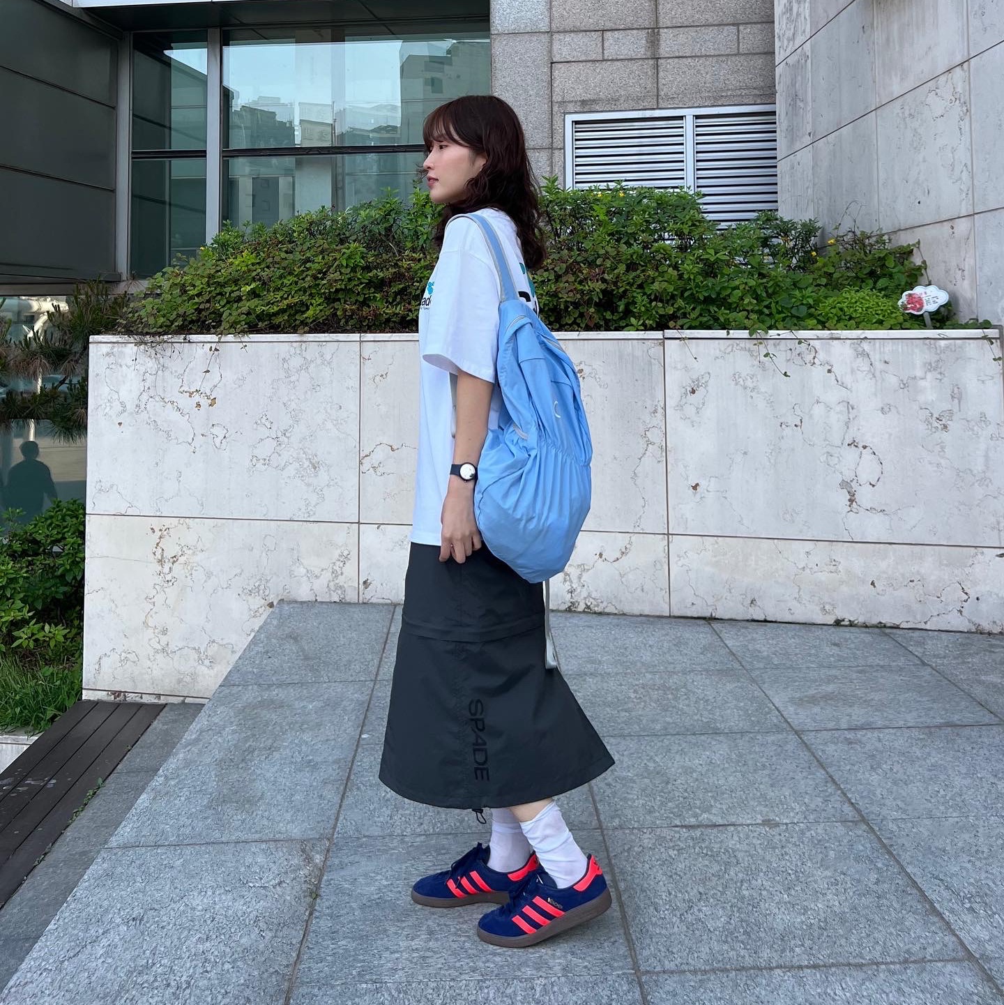 Adidas City Series Munchen Dark Blue Solar Red 착용 스타일 - 3