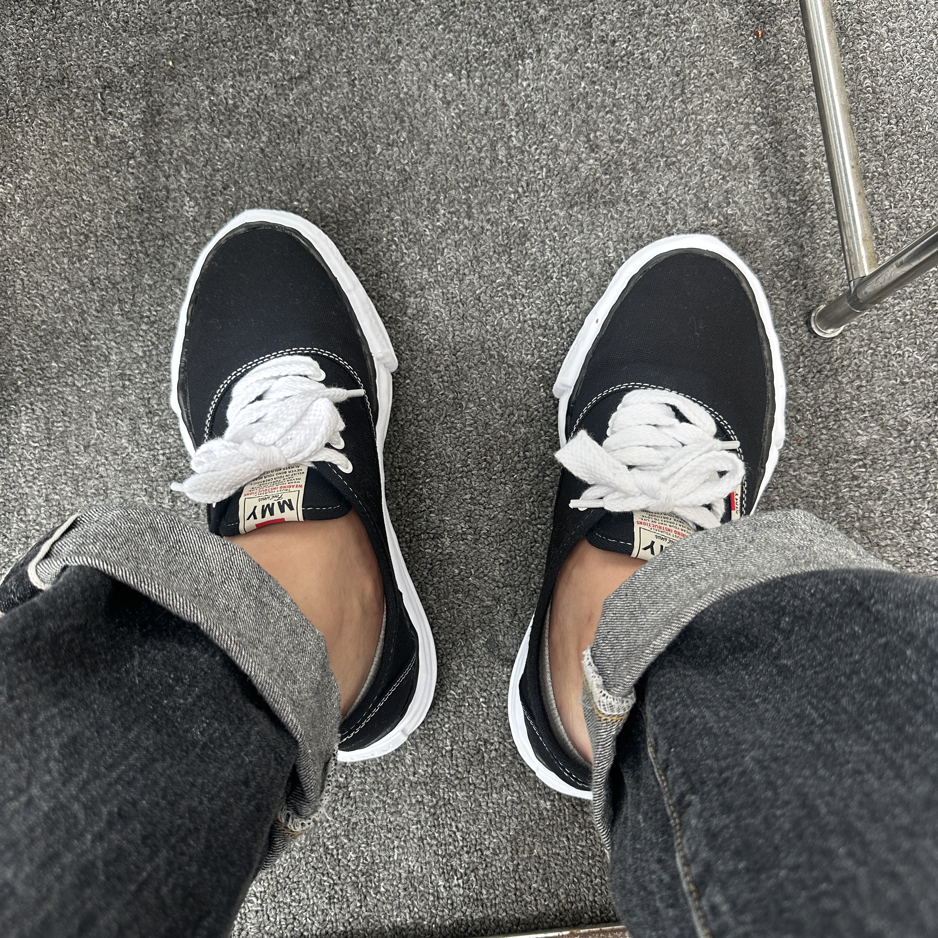 Maison Mihara Yasuhiro Baker OG Sole Canvas Low Cut Sneakers Black 착용 스타일 - 4