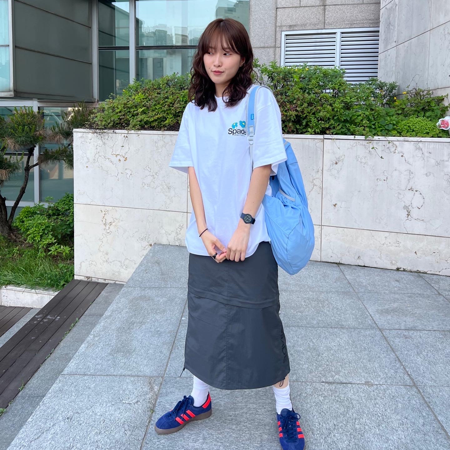 Adidas City Series Munchen Dark Blue Solar Red 착용 스타일 - 4