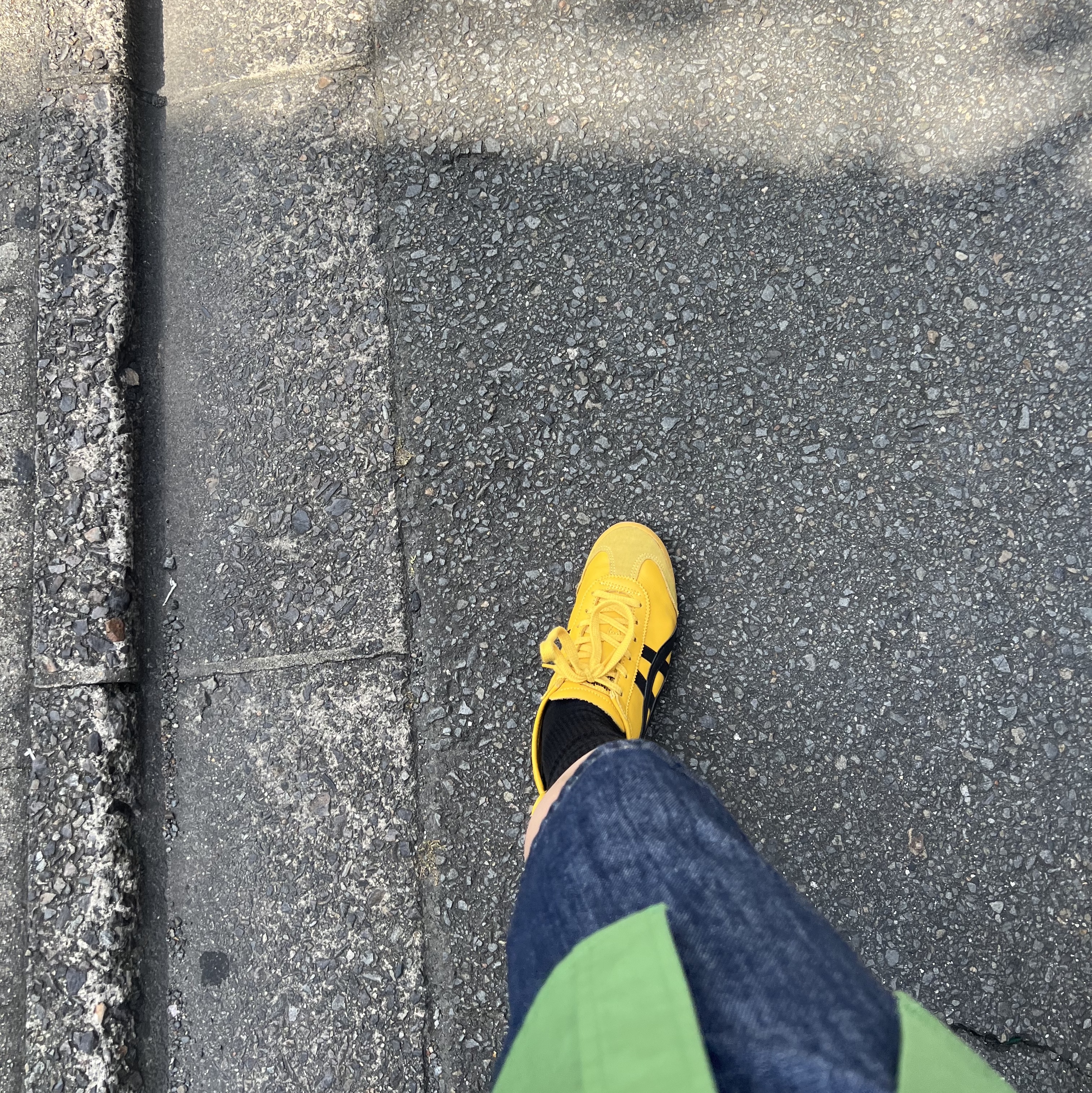 Onitsuka Tiger Mexico 66 Yellow Black 착용 스타일 - 3