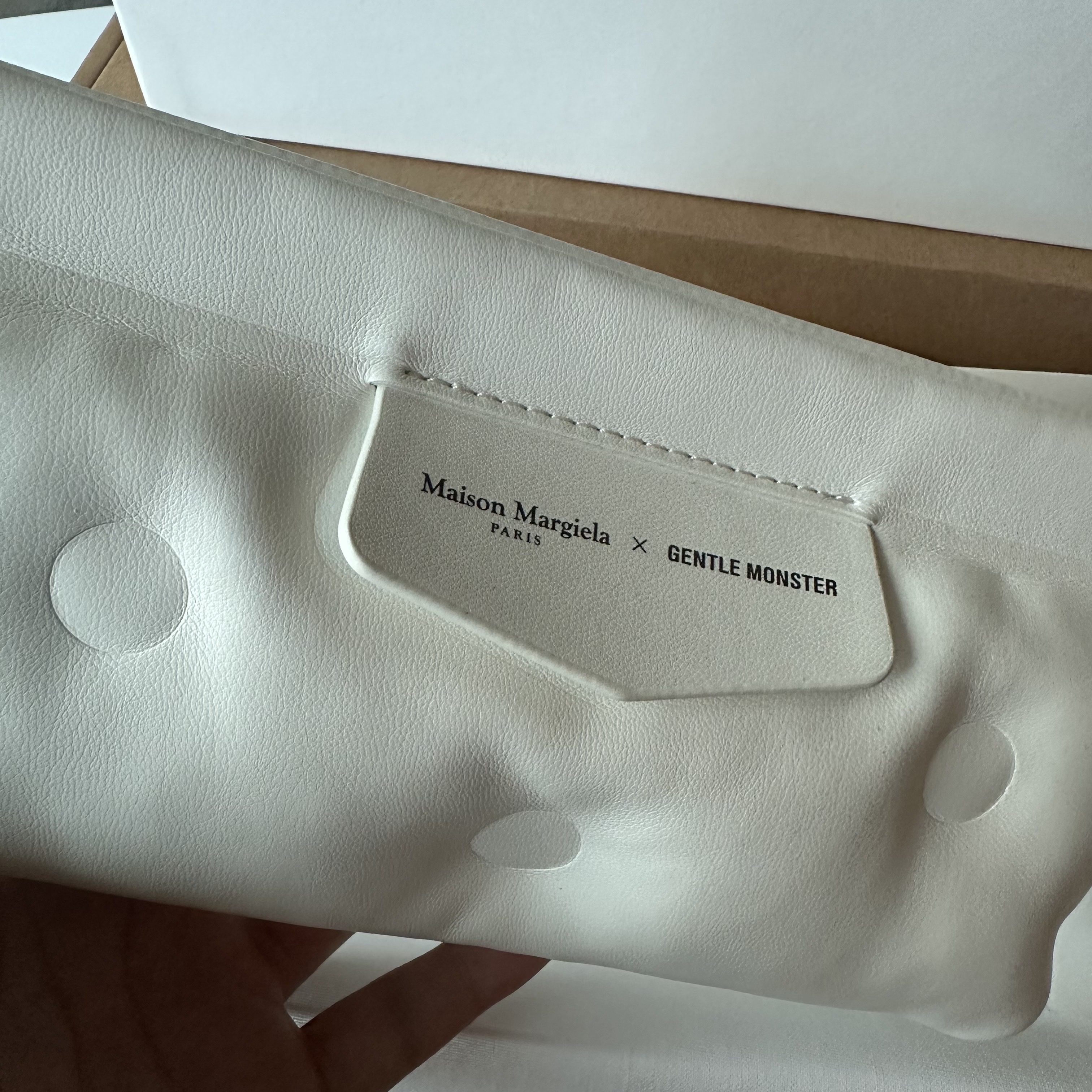 Gentle Monster x Maison Margiela MM009 Clear Black 착용 스타일 - 3