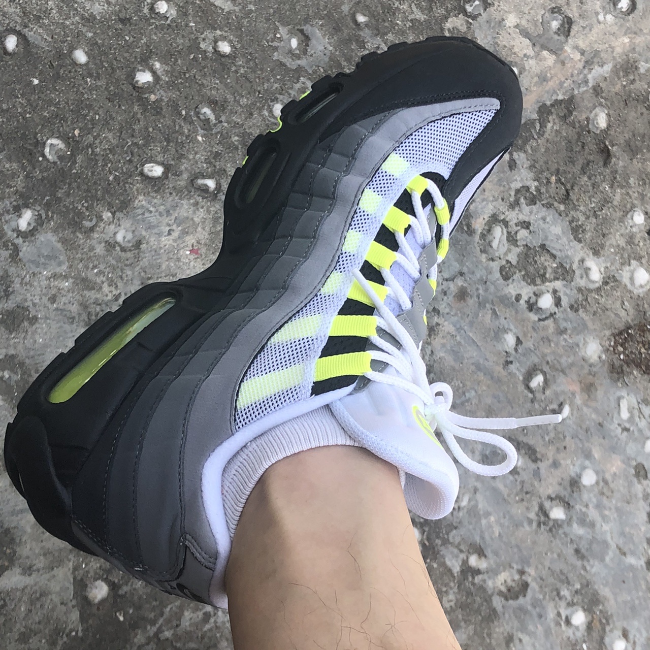 Nike Air Max 95 OG Neon Yellow 2020 착용 스타일 - 1