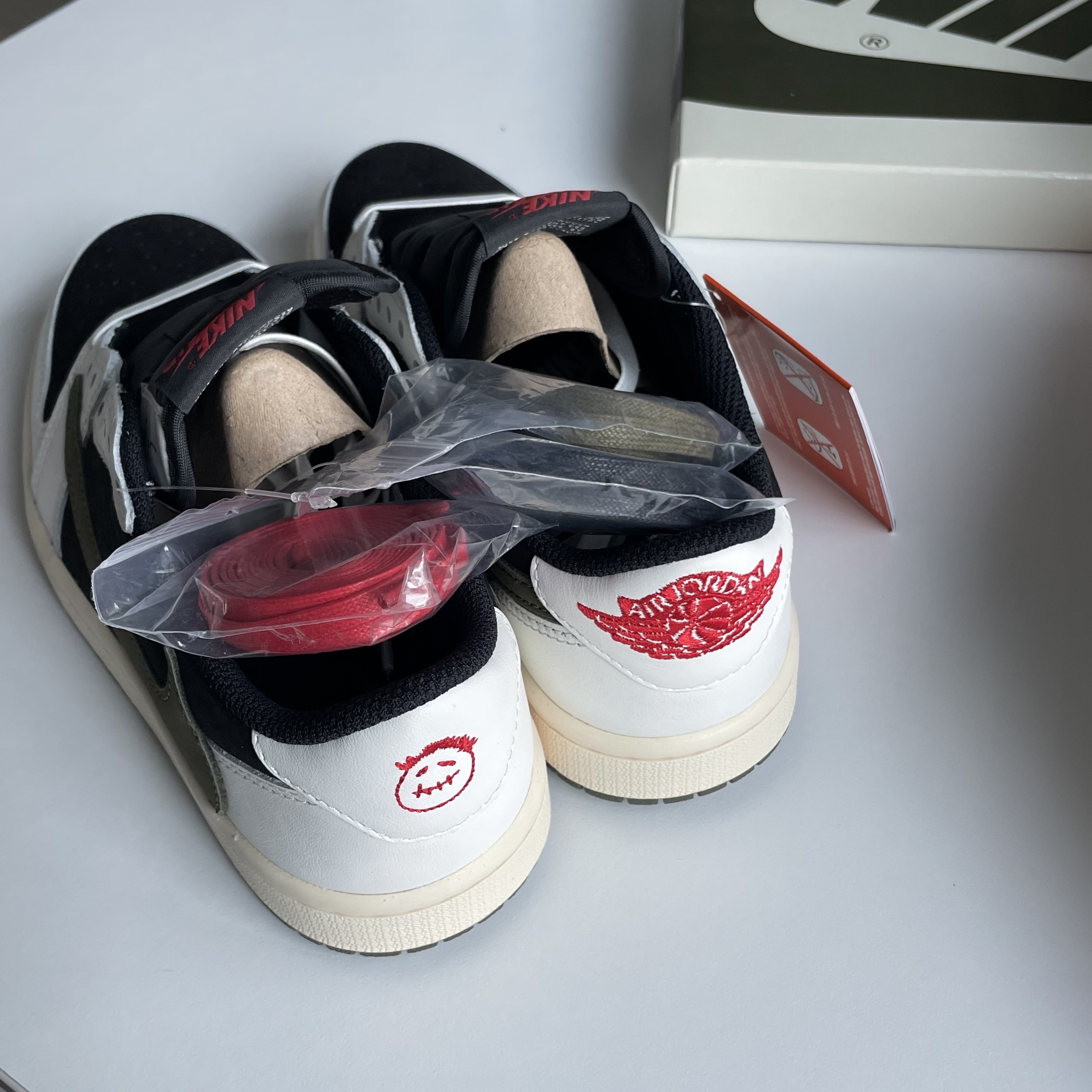 (W) Jordan 1 x Travis Scott Retro Low OG SP Medium Olive 착용 스타일 - 1