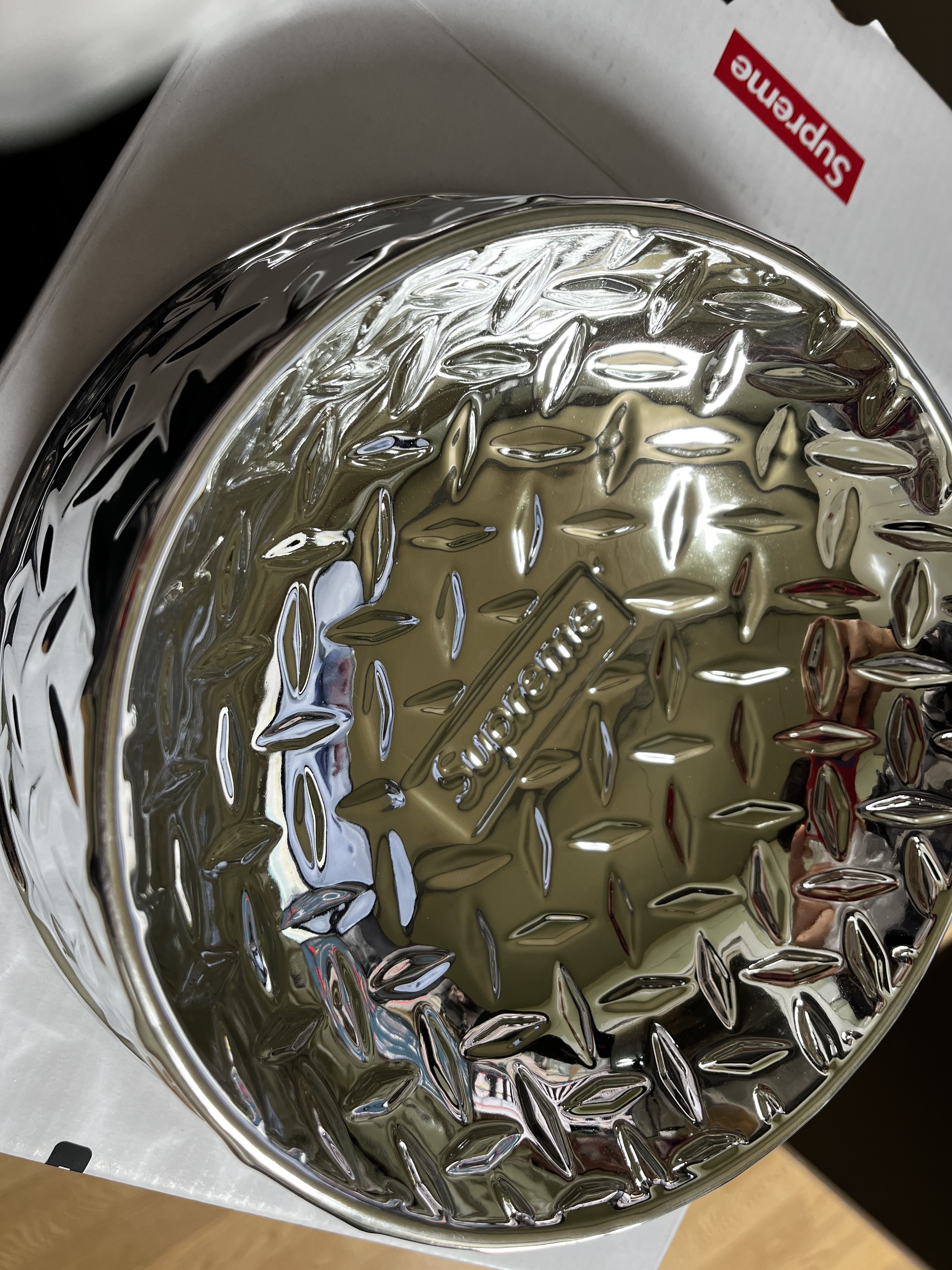 Supreme Diamond Plate Dog Bowl Silver - 23SS 착용 스타일 - 2