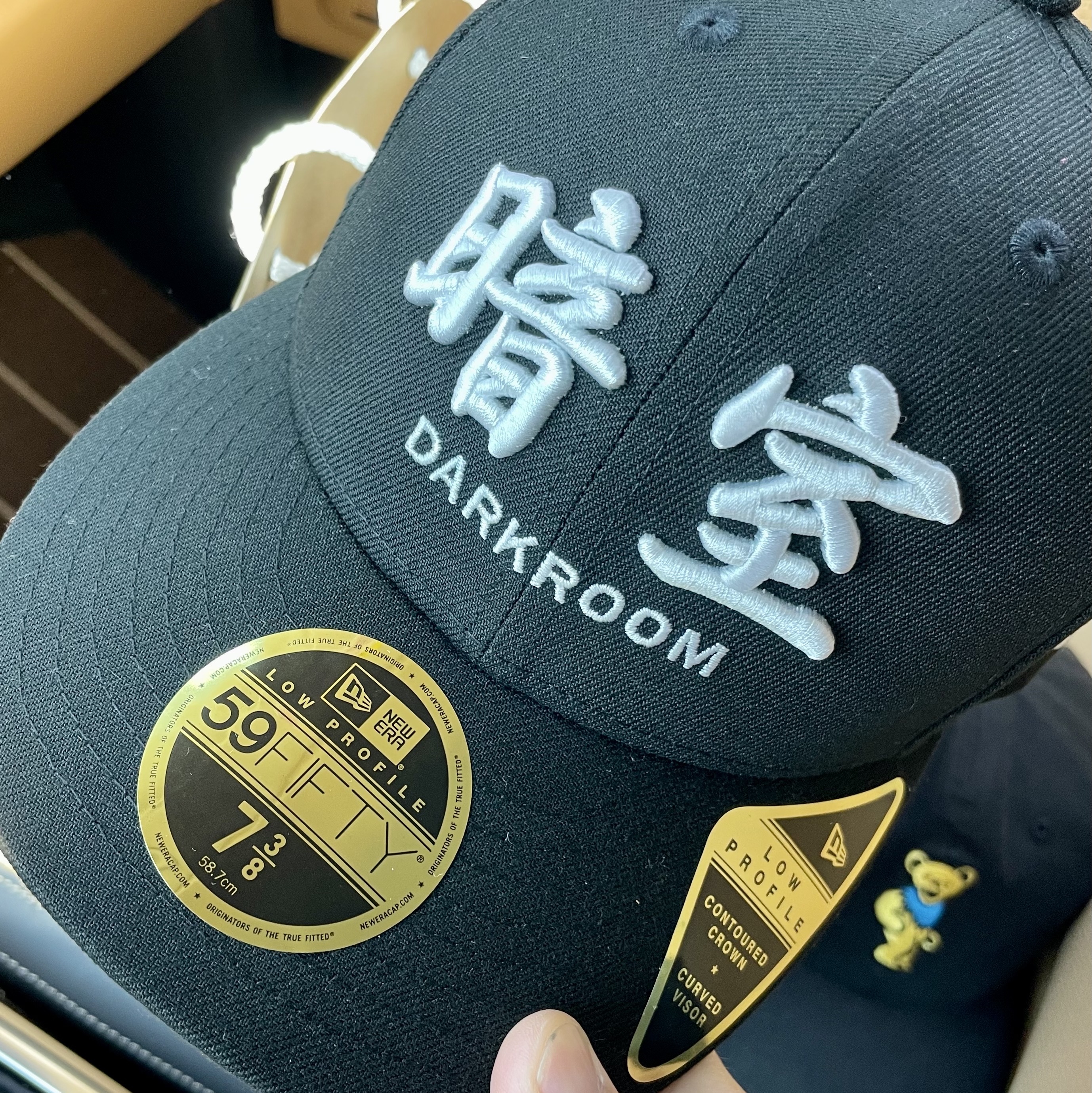 Darkr8m Studio x New Era Fitted Cap Black 착용 스타일