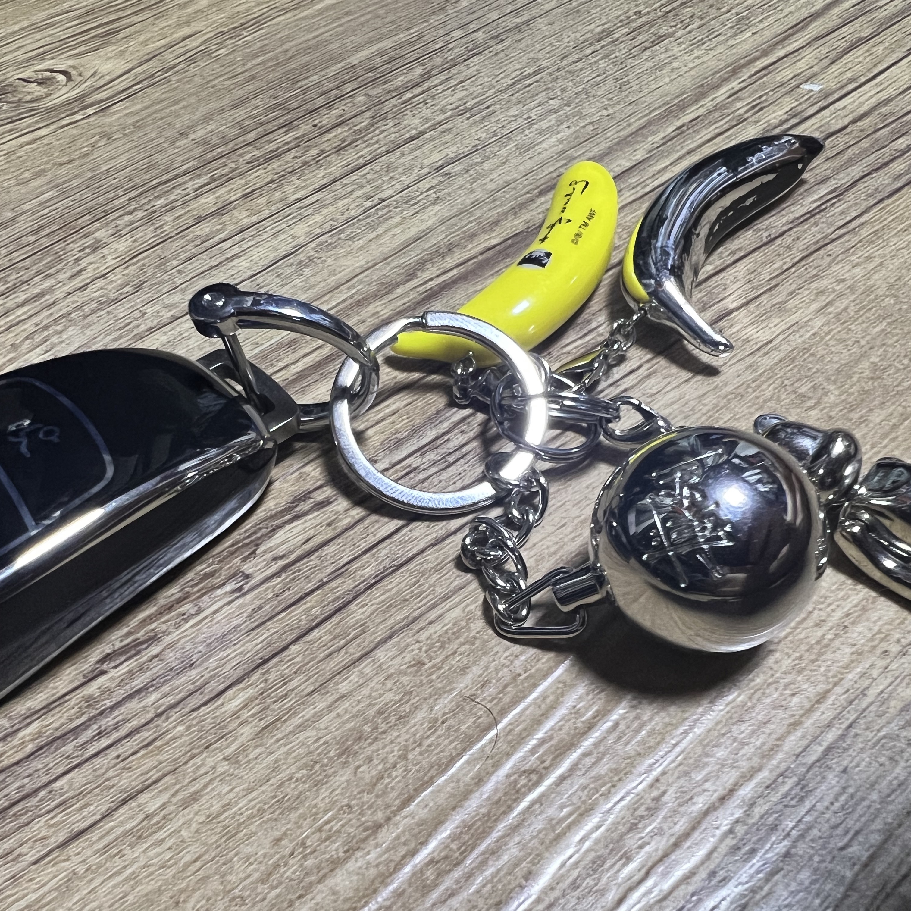Stussy Metal 8 Ball Keychain Silver 착용 스타일 - 3