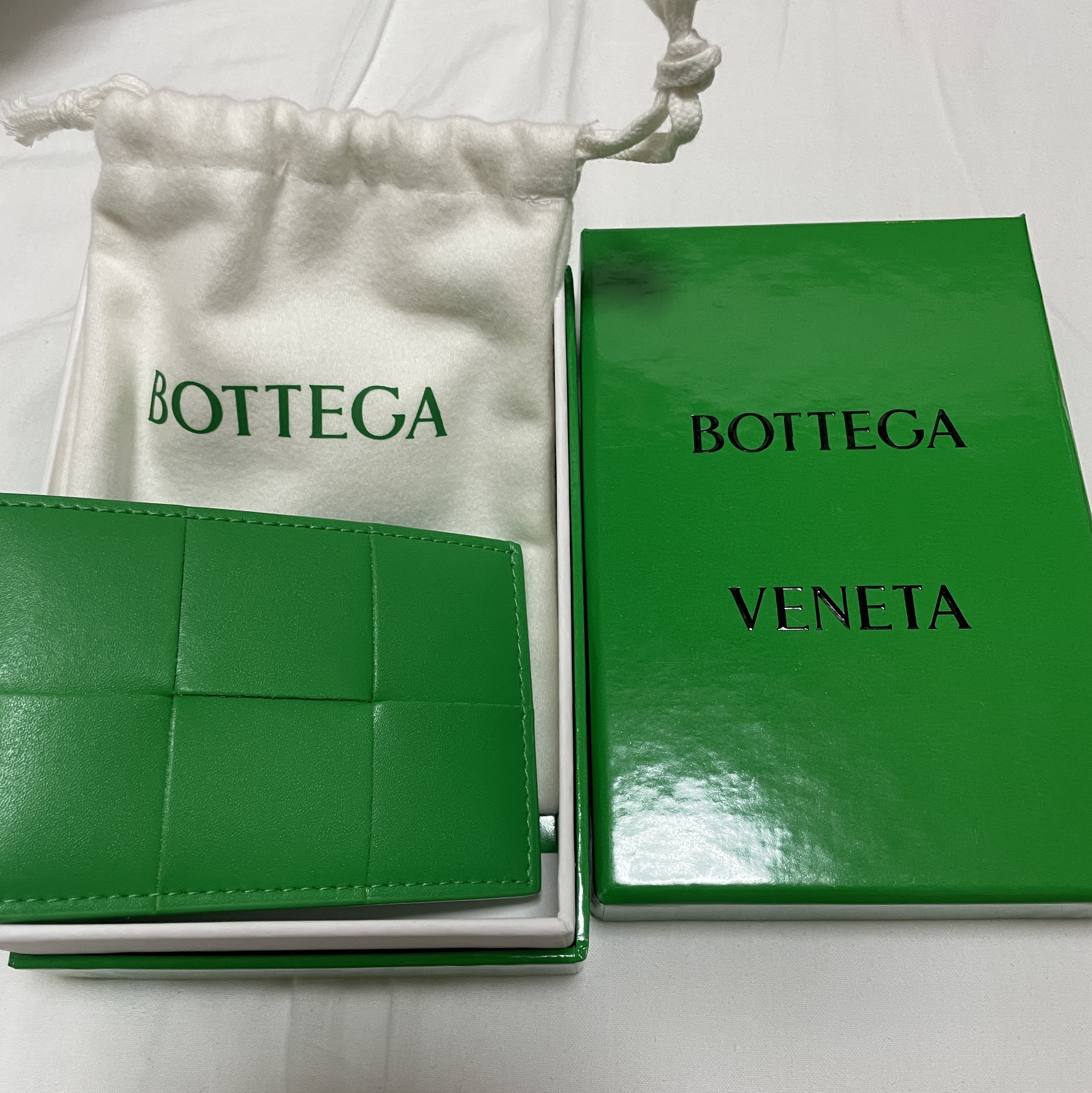 Bottega Veneta Credit Card Case Calfskin Parakeet 착용 스타일